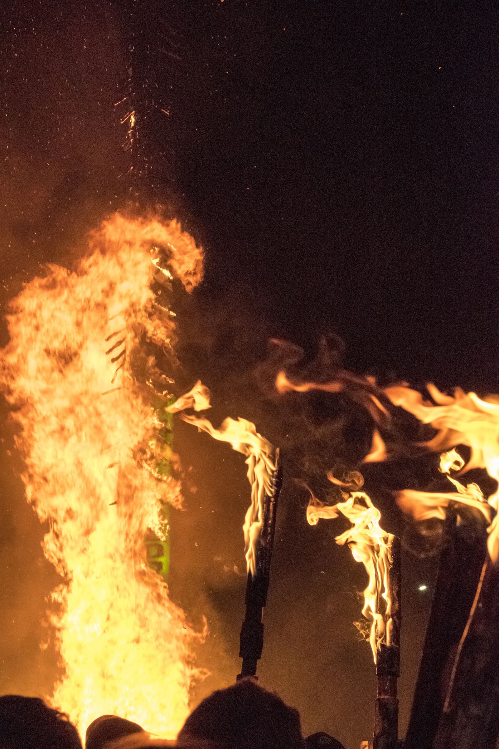 El fuego ilumina el cielo.