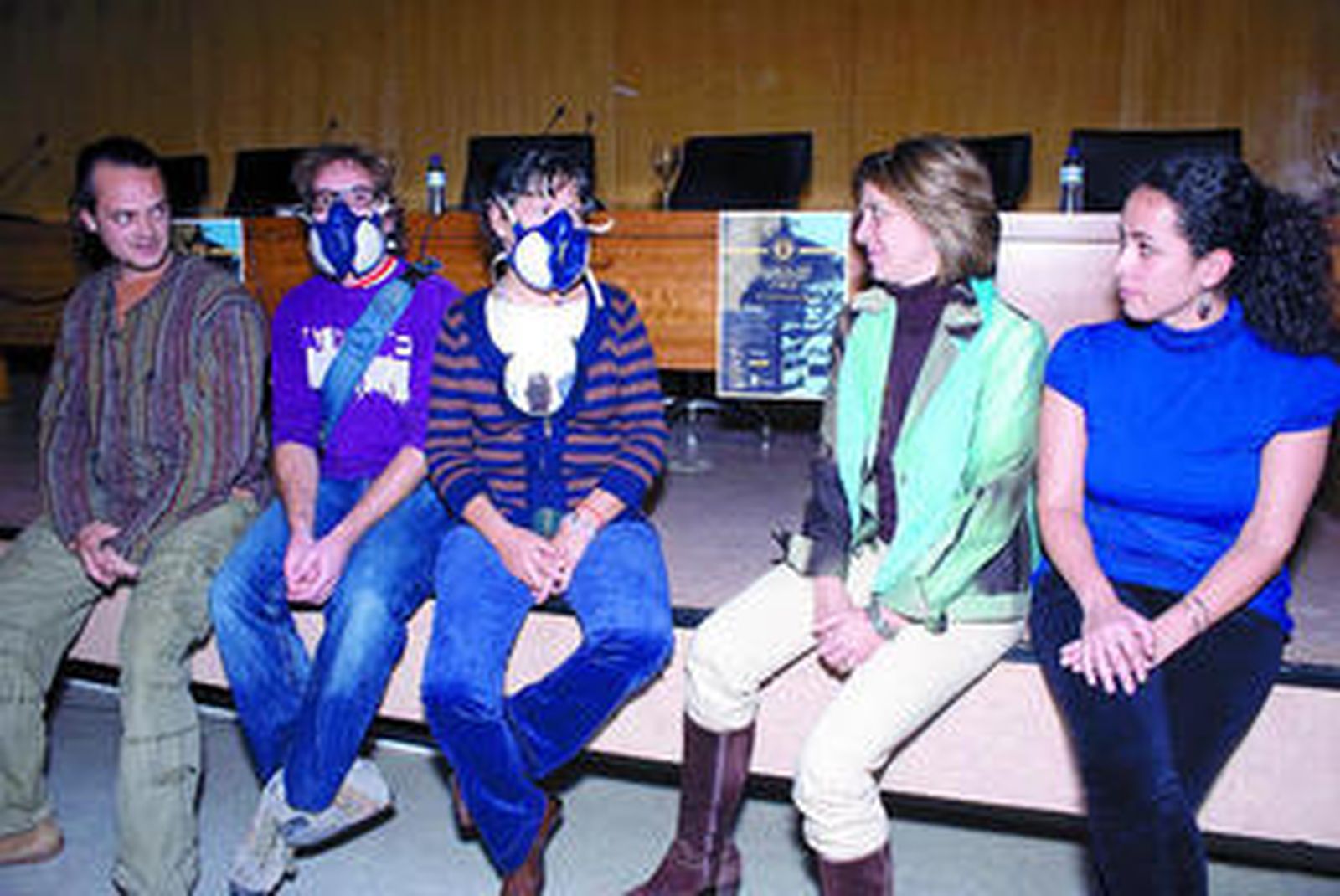 Activistas y afectadas en un encuentro. Deben usar máscara, pese a que merma su inhalación de oxígeno.