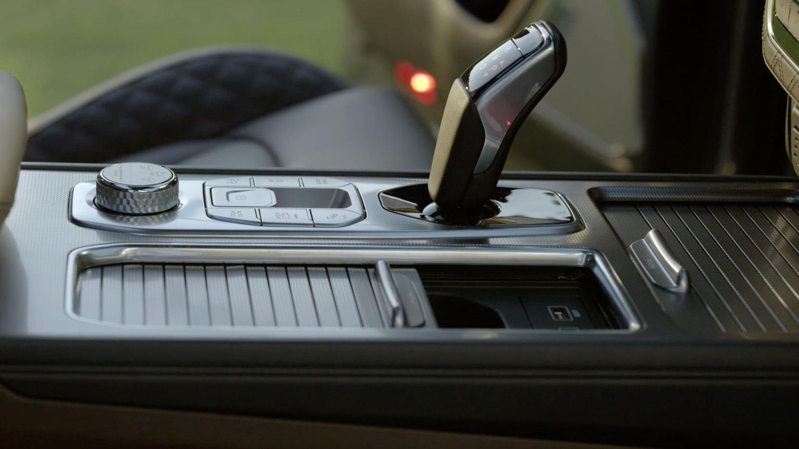 Entre lo nuevo de esta generación está el cambio, ahora de ocho velocidades y con Start&Stop. La nueva palanca, de manejo secuencial, se sitúa en una rediseñada zona central entre los dos asientos.