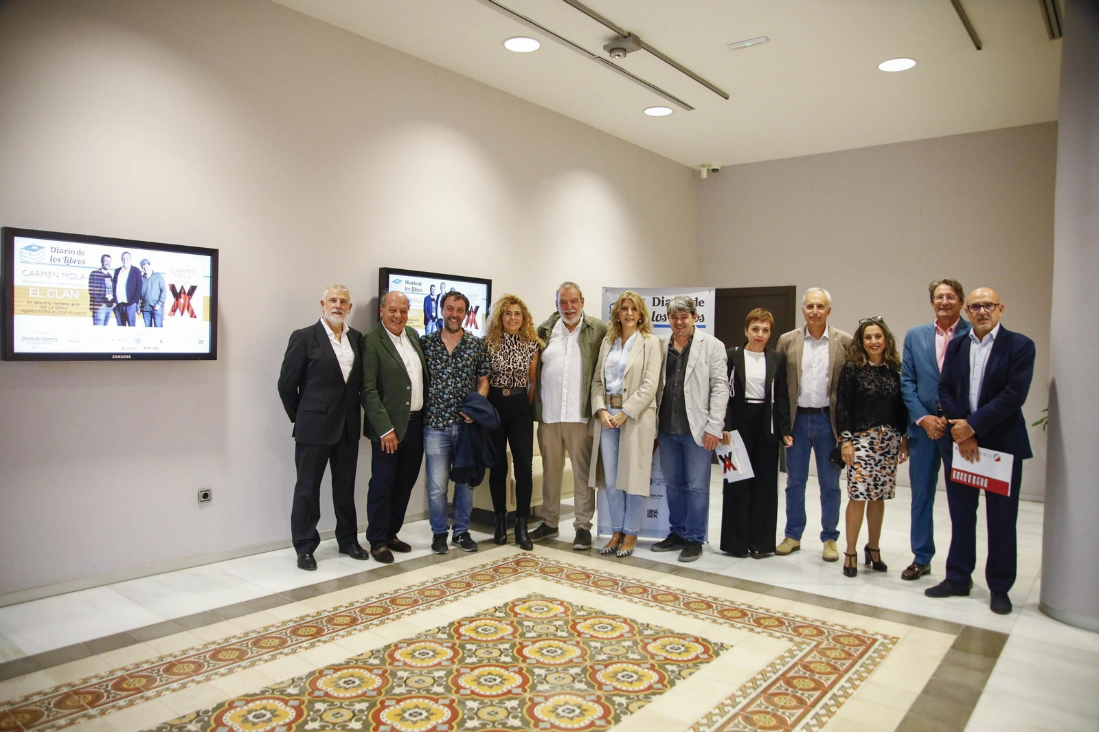 Carmen Mola presenta su libro "El clan" en la Casa de las mariposas de Almería, en imágenes