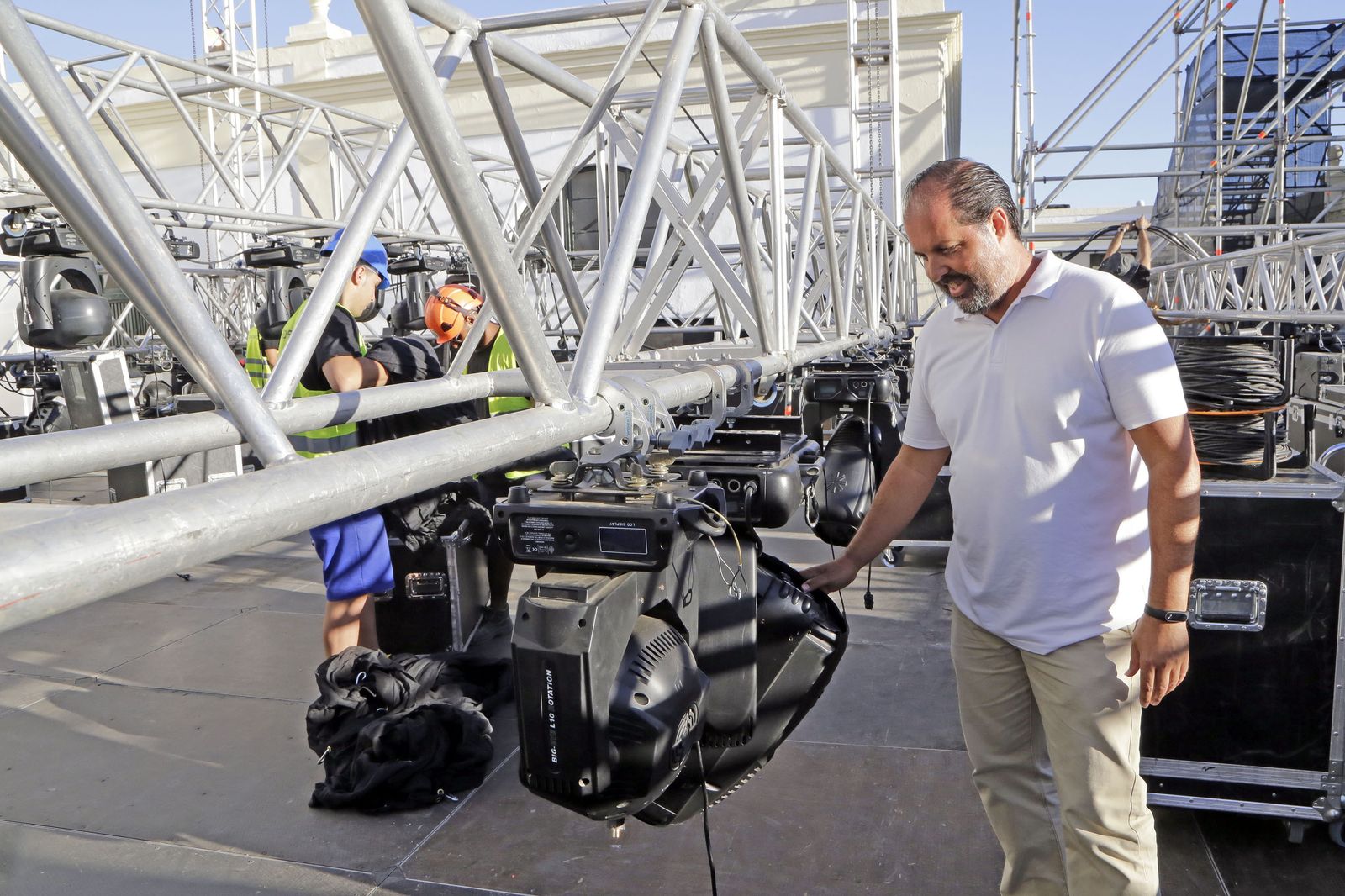 José Juan Vidal muestra ayer una de las máquinas de luces del escenario de La Tonelería.