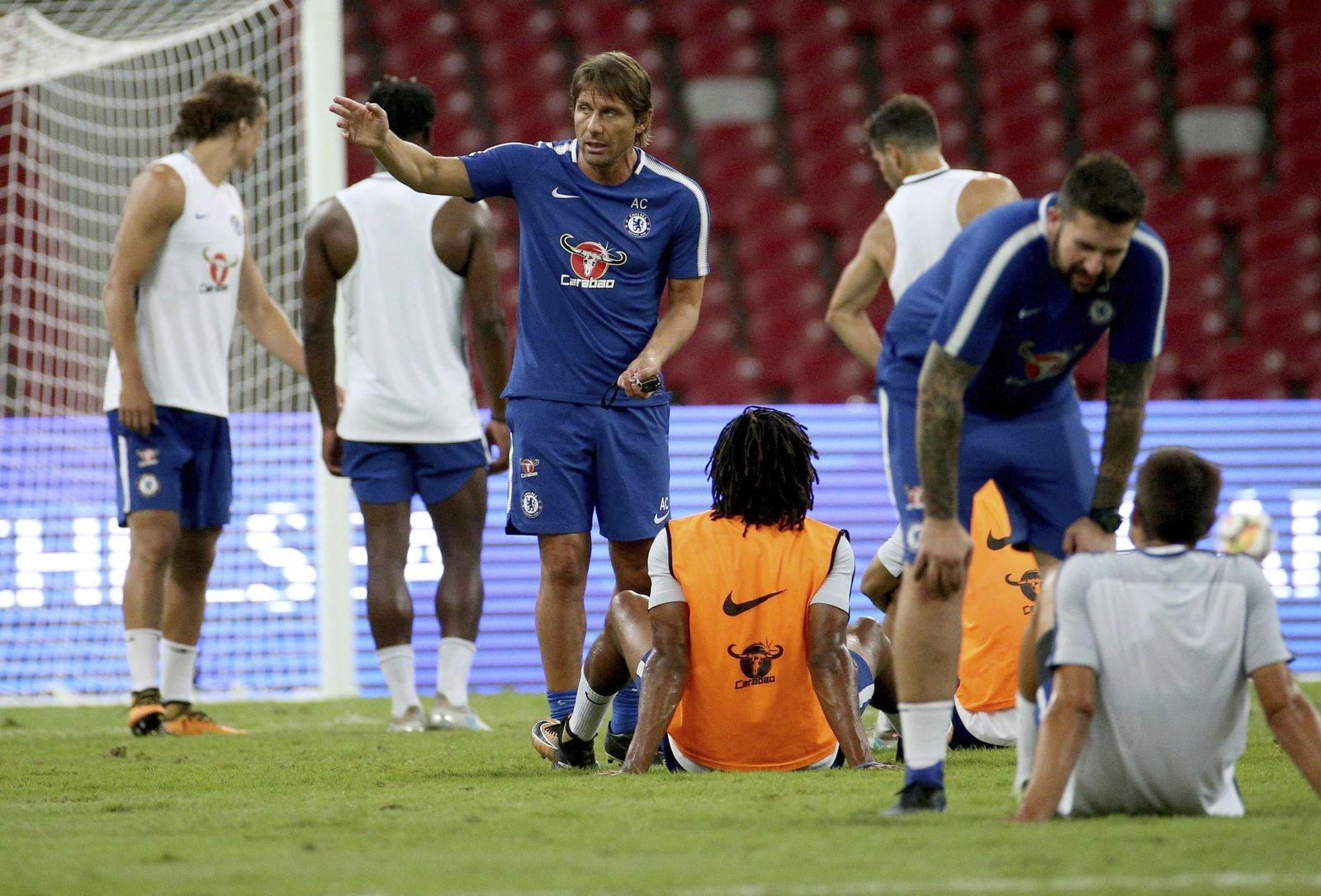 Antonio Conte realiza algunas indicaciones en un entrenamiento.