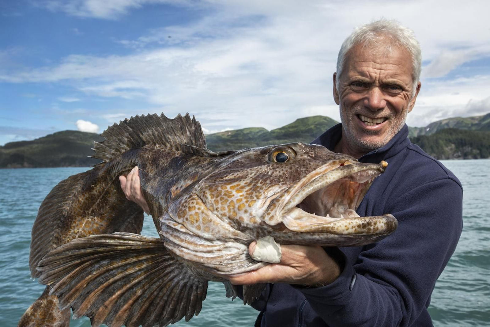 Jeremy Wade con uno de sus 'Monstruos de río'