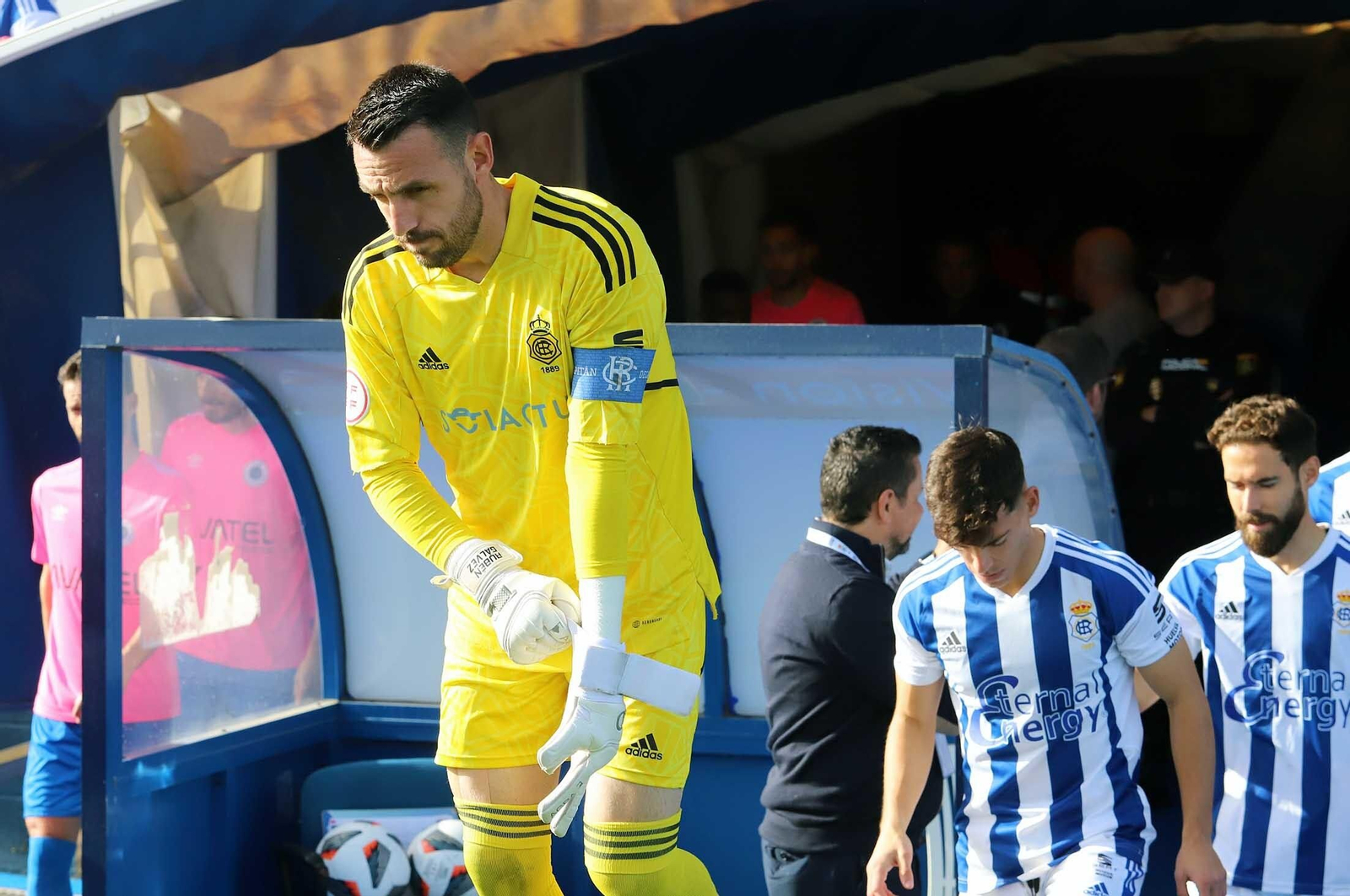 Rubén Gálvez preparándose para saltar al césped del Nuevo Colombino.