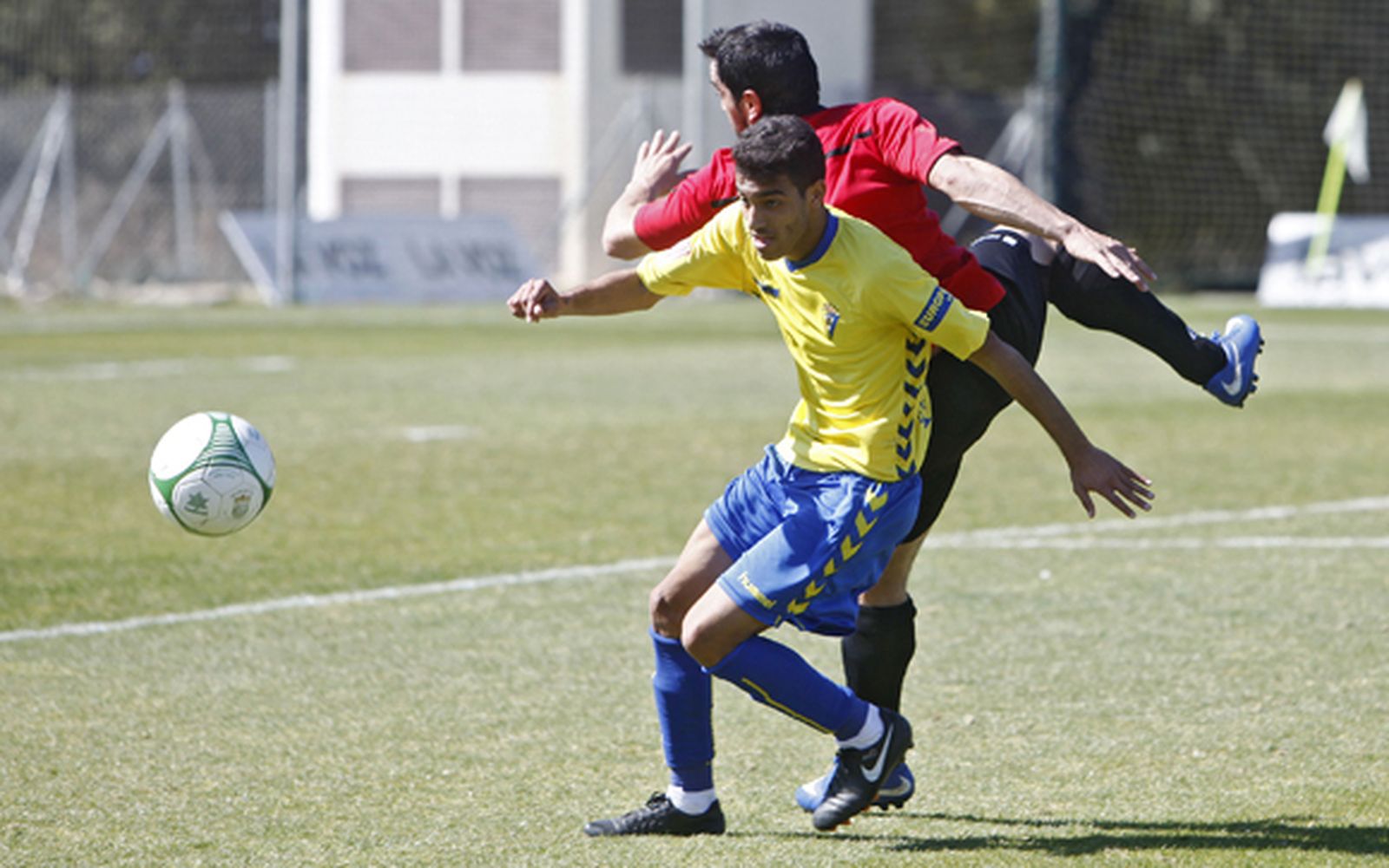Kalou, en un partido con el Cádiz B en El Rosal.