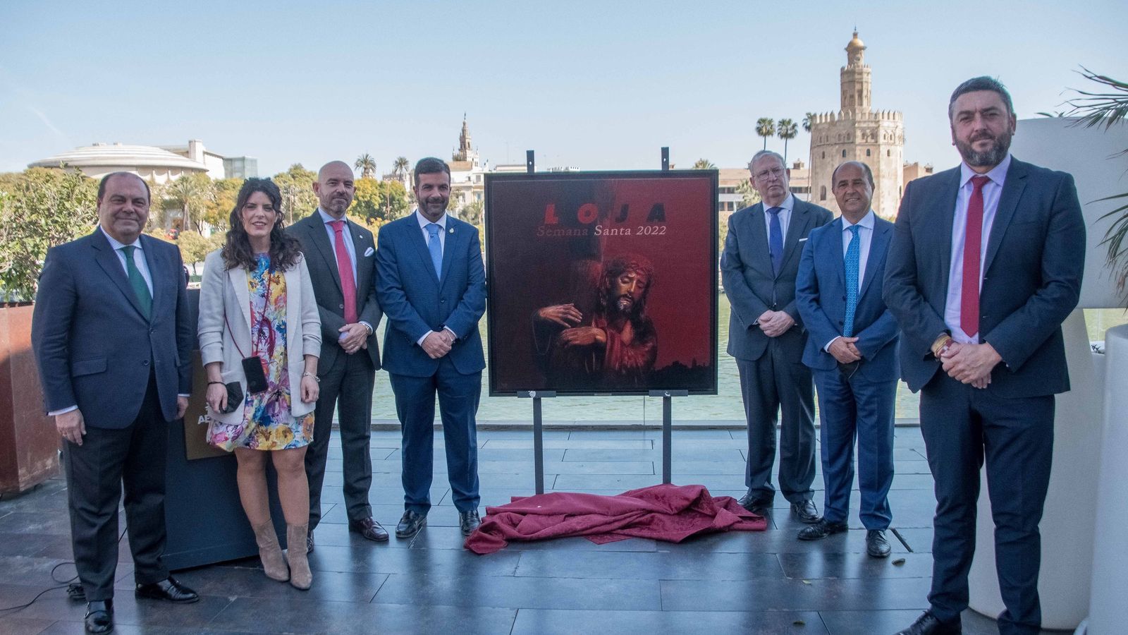 Las autoridades junto al cartel.