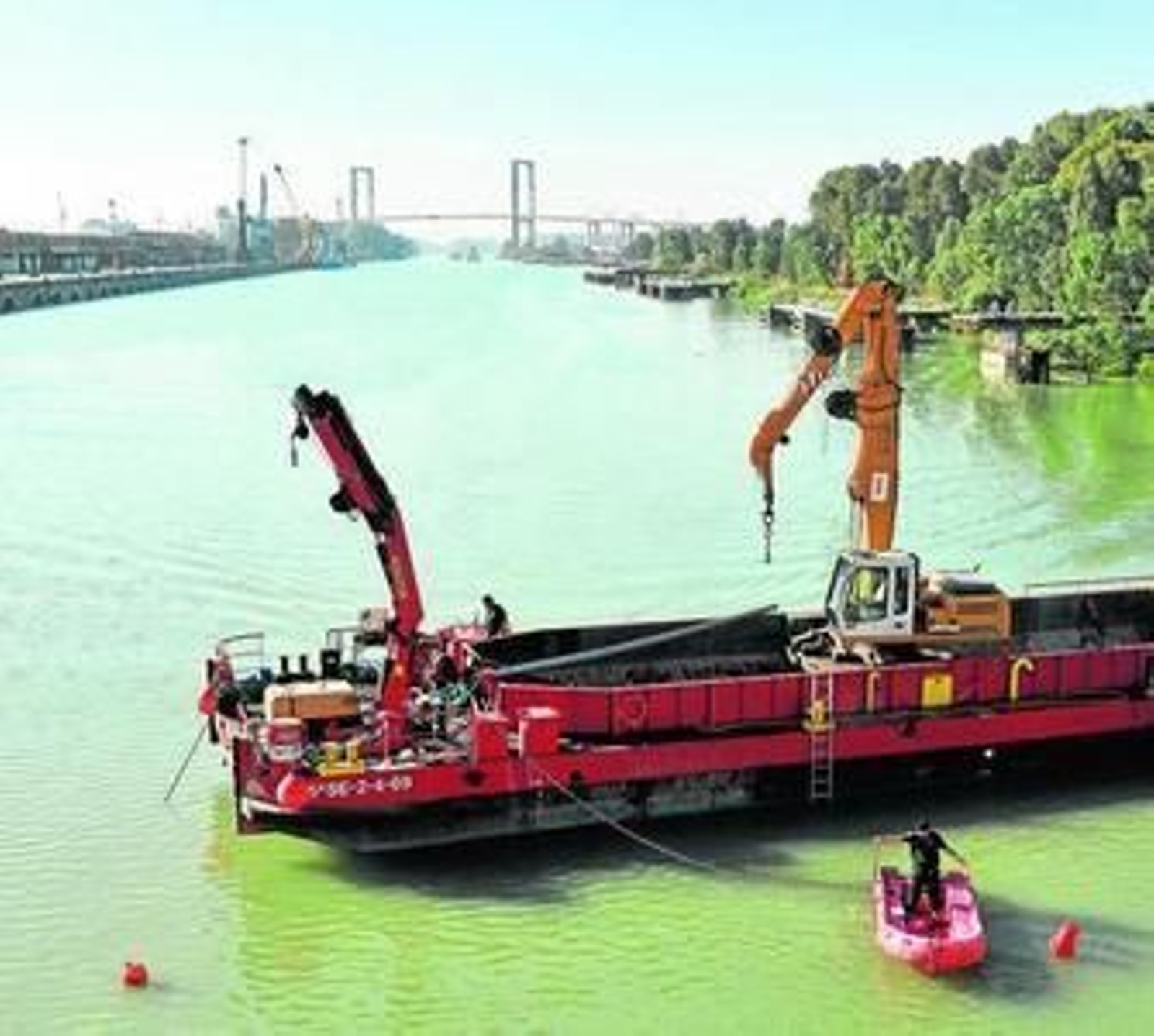 Un buque realiza tareas de mantenimiento en el río Guadalquivir.