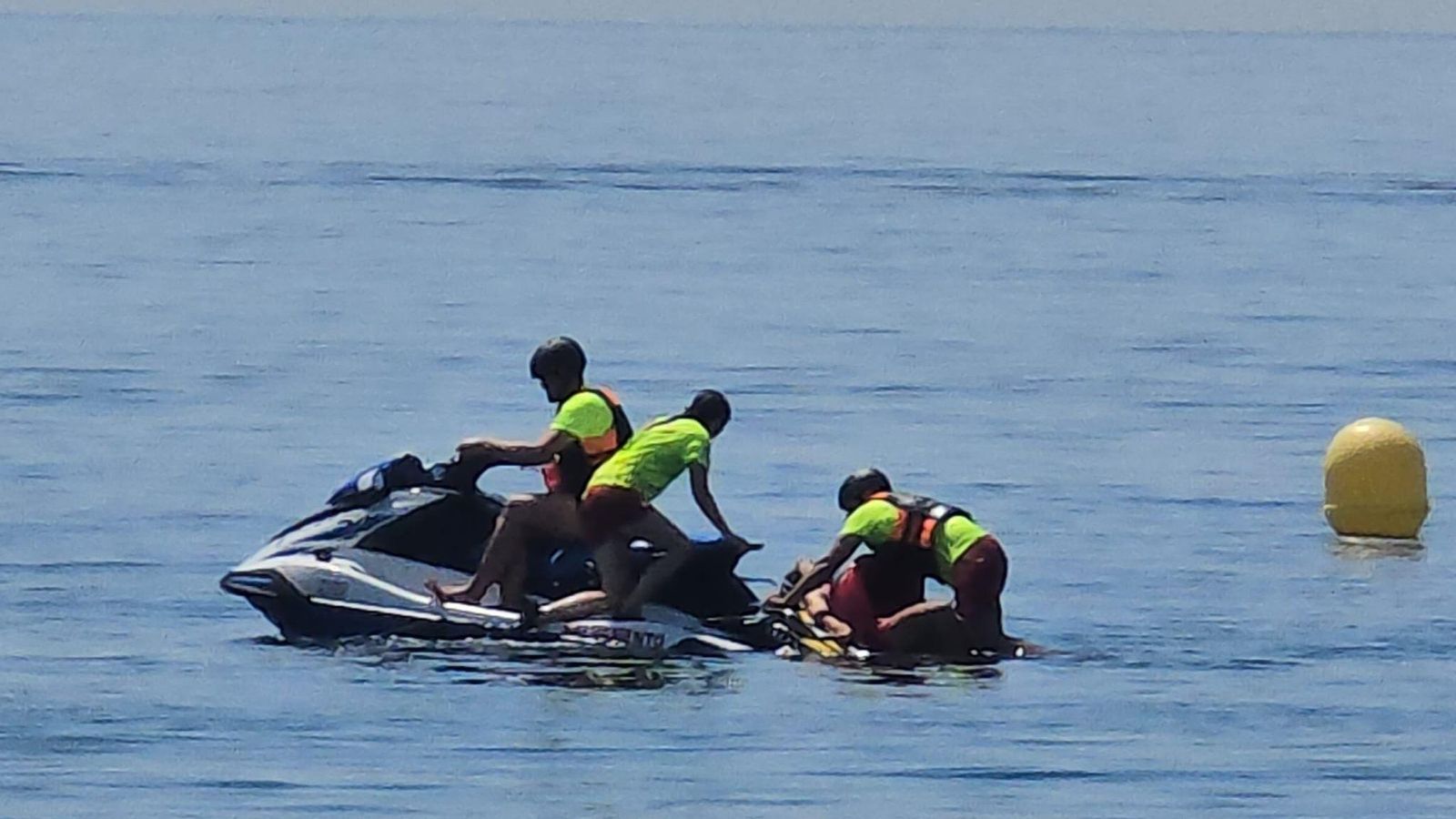 Socorristas de Almuñécar socorren a una joven durante un simulacro en la playa Puerta del Mar