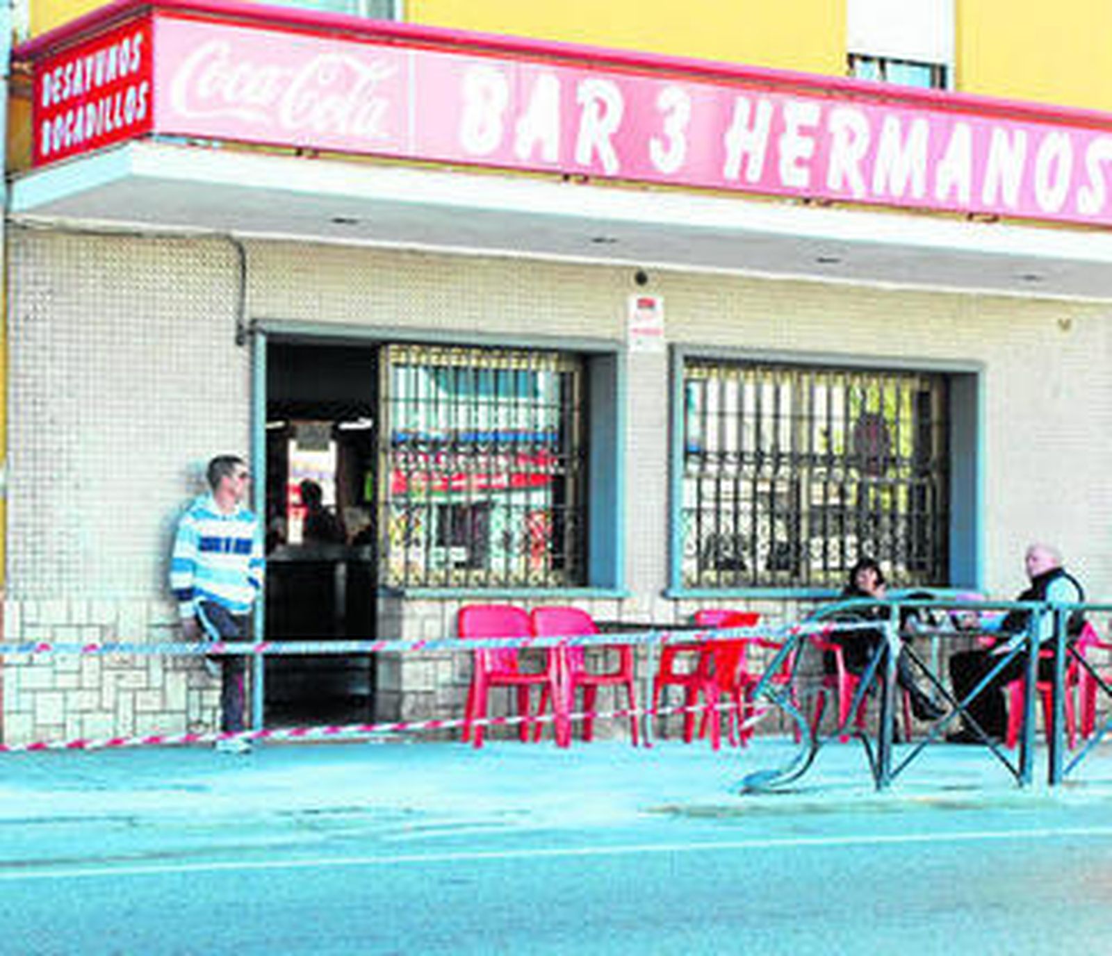 Fachada del bar, sin la barandilla, ayer por la mañana.