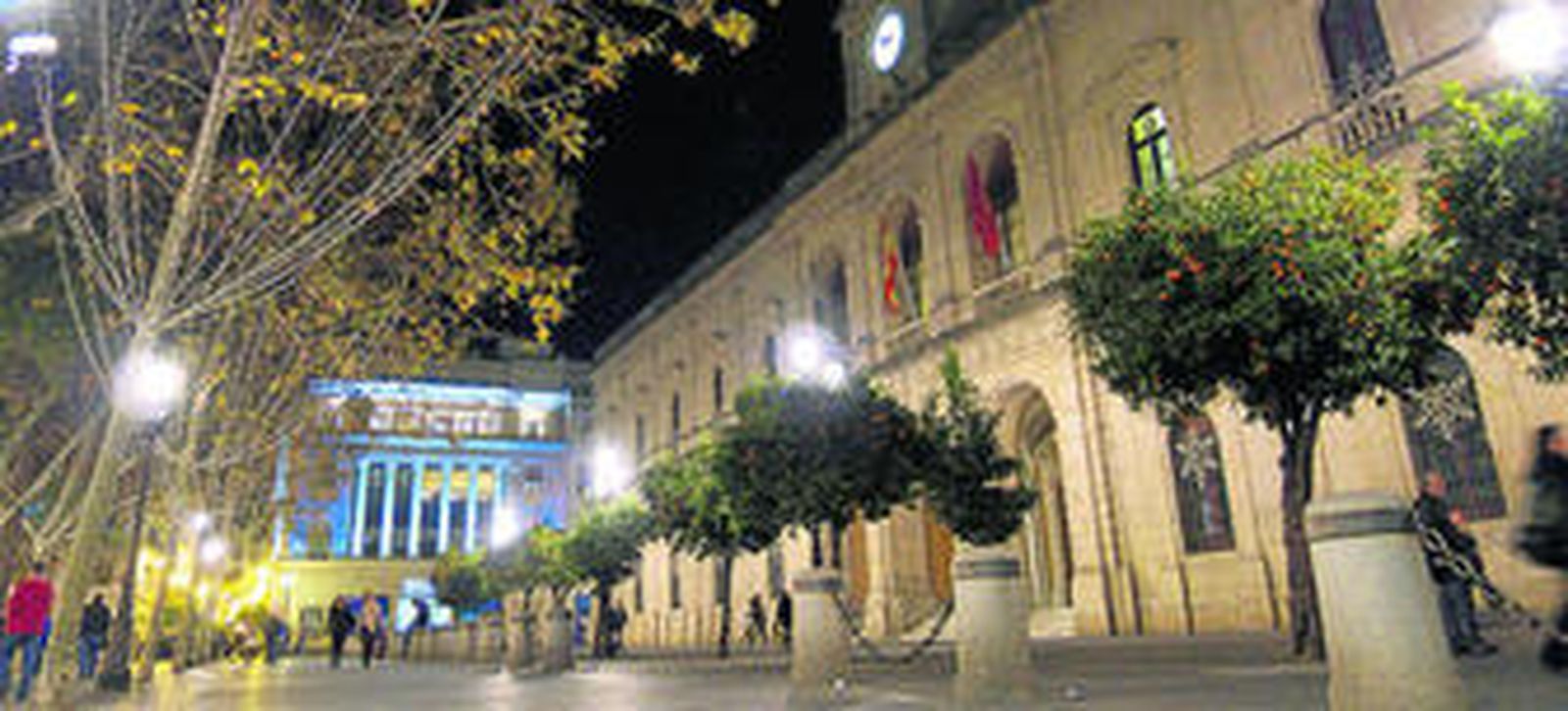 La fachada del Ayuntamiento de Sevilla, en la Plaza Nueva, uno de los edificios de los que Urbanismo lleva cuatro años reclamando la ITE.