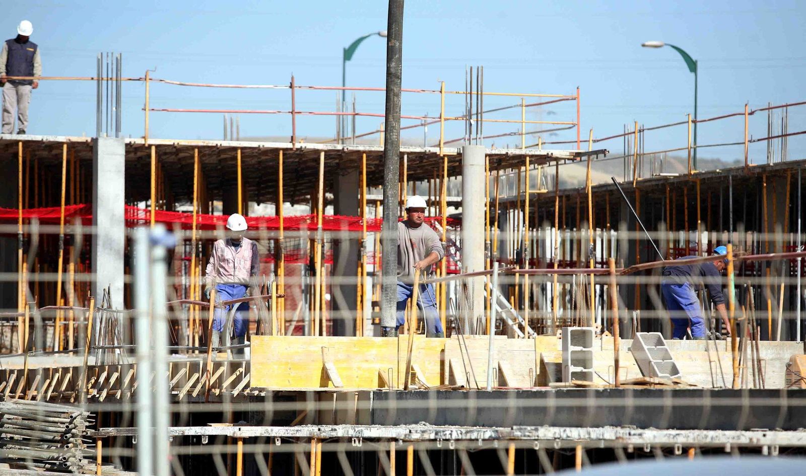 Obreros trabajan en la estructura de una vivienda.