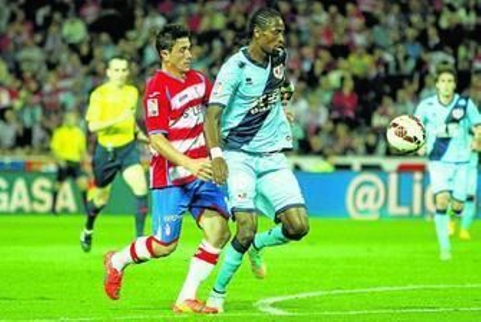 El rojiblanco Piti presiona al rayista Abdoulaye Ba en el partido de anoche.