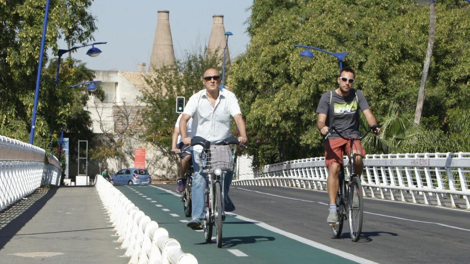 Ciclistas por el recinto de la Cartuja.