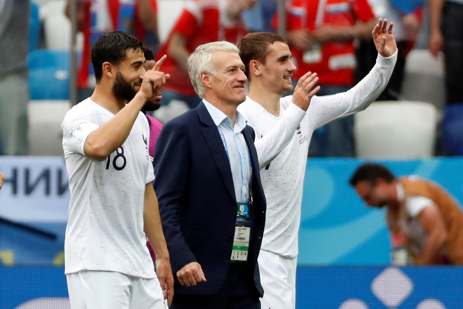 Fekir junto a Deschamps en un partido con Francia.
