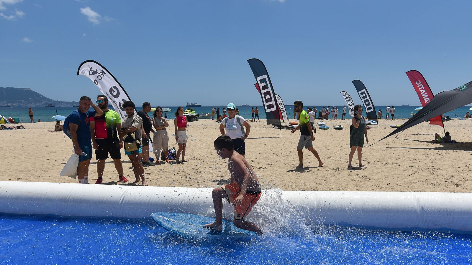 VII Outlet Surfero Solidario en la playa de Getares