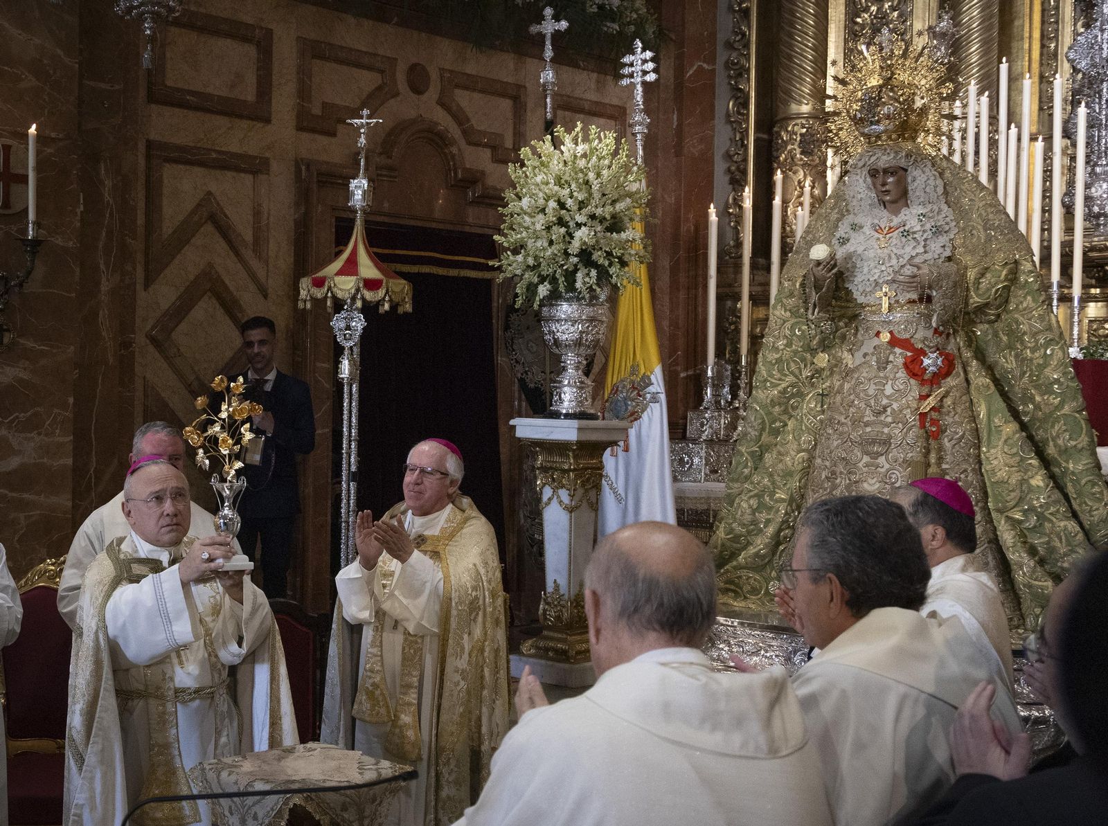 La entrega de la Rosa de Oro a la Virgen de la Macarena, todas las fotos