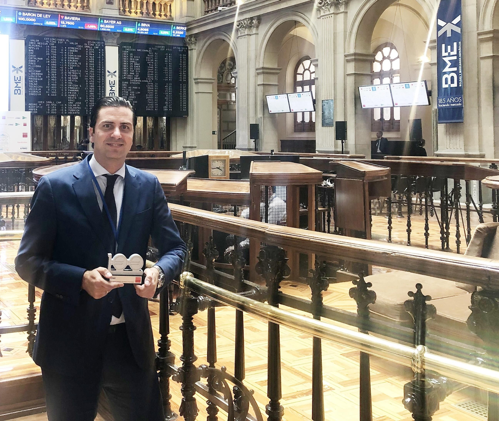 Pablo Lorente con el galardón en las manos.