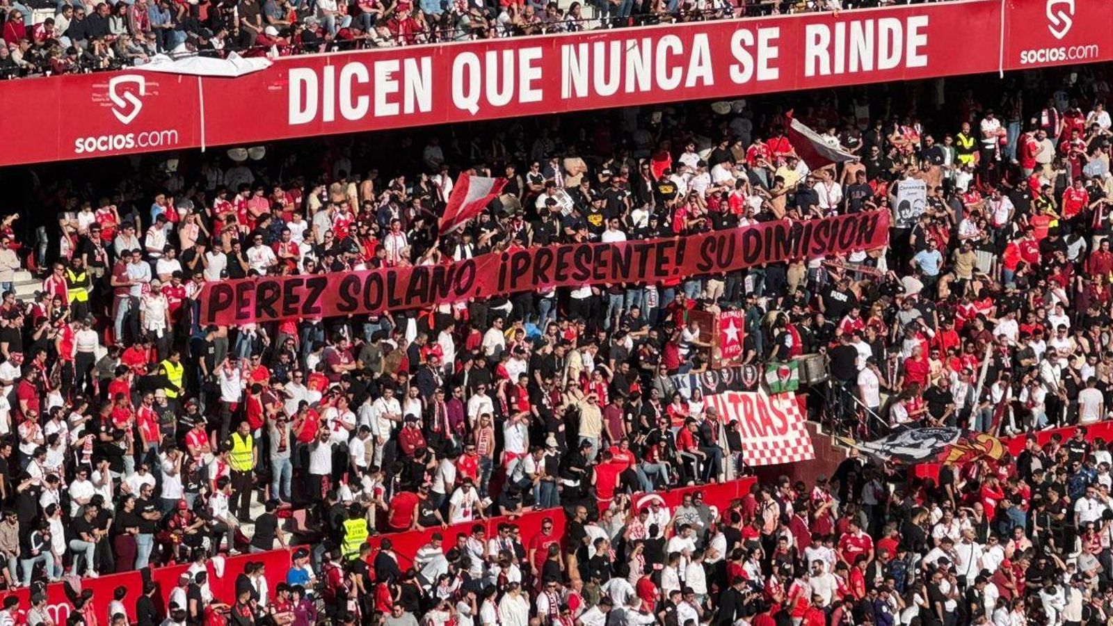 Pancarta de Biris Norte contra Pérez Solano