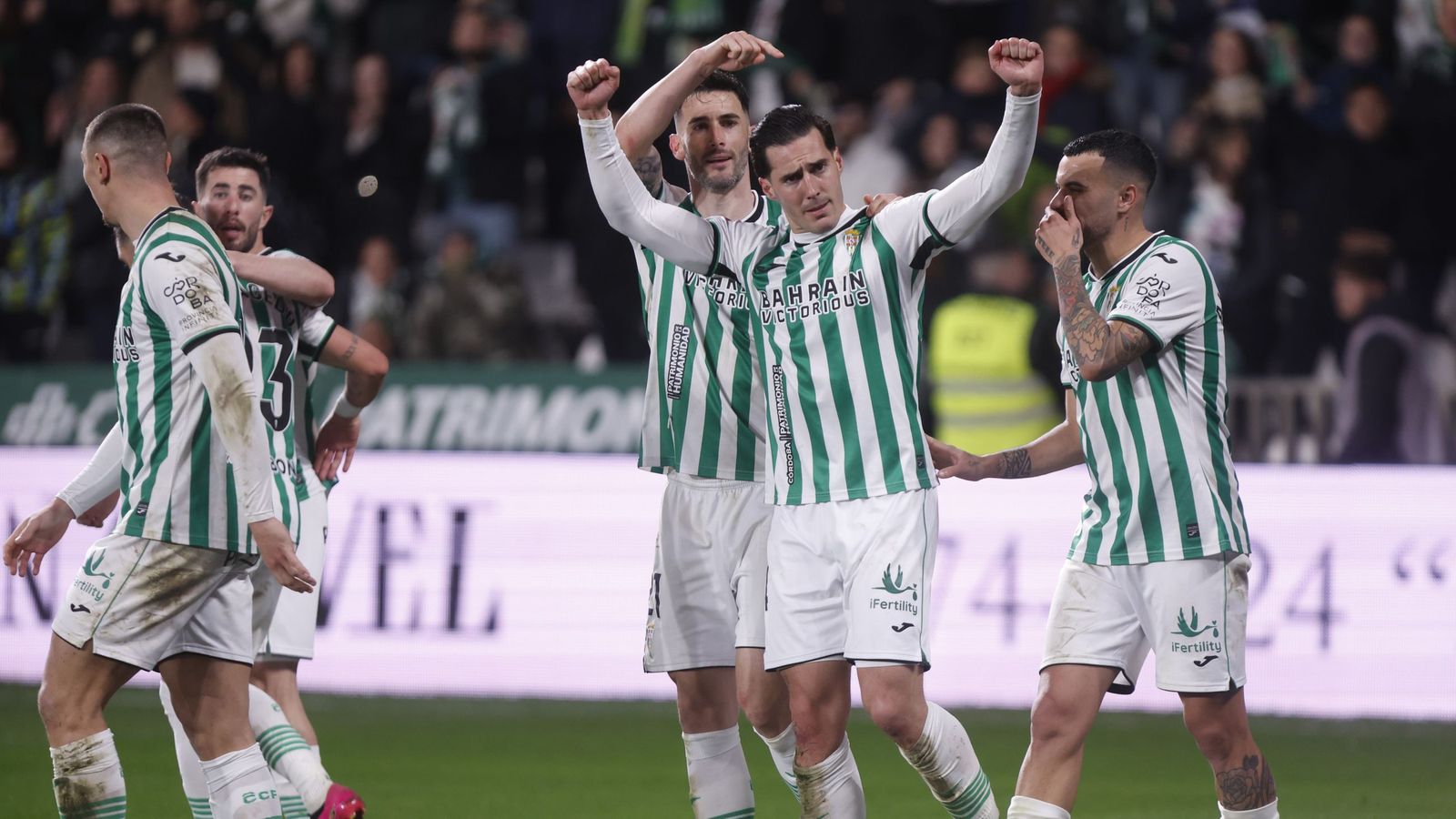 Sergi Guardiola celebra uno de sus dos goles en el Córdoba CF - Real Valladolid jugado en El Arcángel.