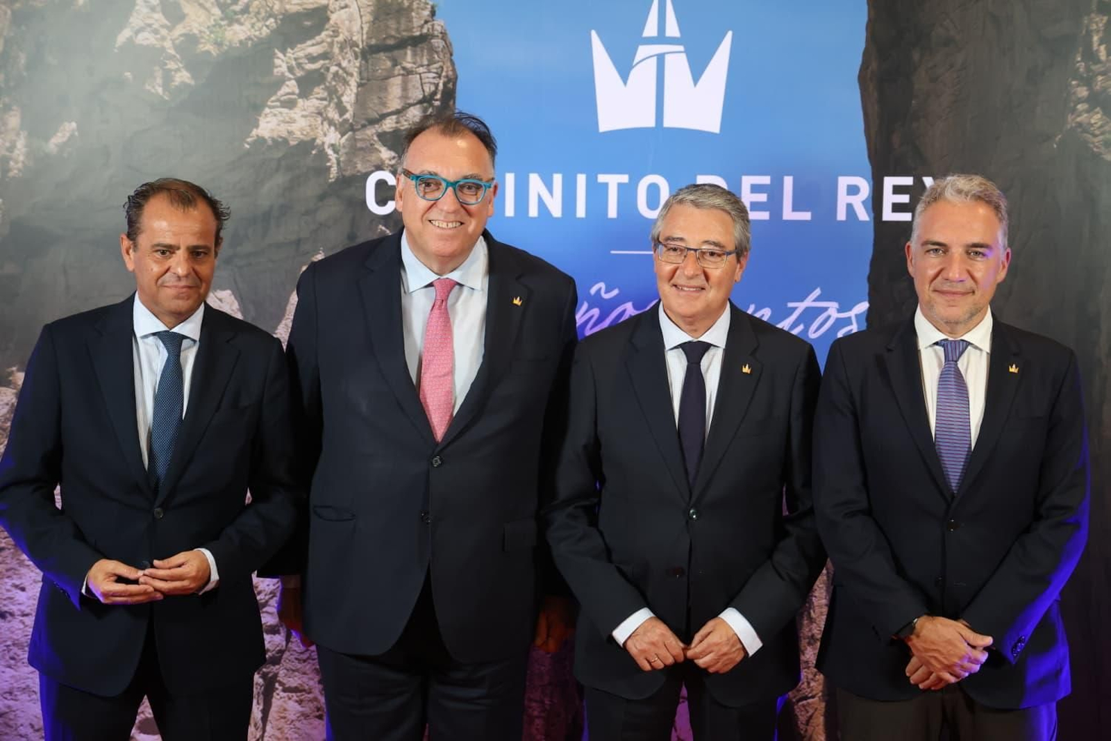 Preestreno 'El Espíritu del Caminito'. De izquierda a derecha, el director de Canal Sur Radio y Televisión, Juande Mellado; El consejero de Turismo, Arturo Bernal; el presidente de la Diputación de Málaga, Francisco Salado; El expresidente de la Diputación de Málaga y Coordinador General del Partido Popular, Elías Bendodo