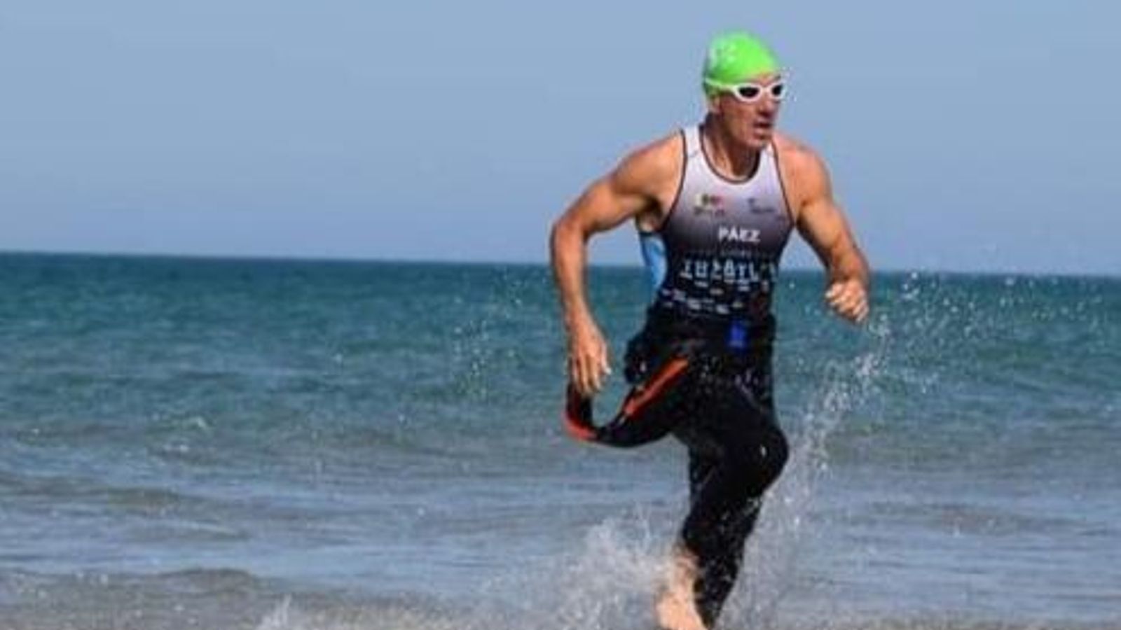 Sergio Rodríguez Páez, saliendo de un tramo de natación.