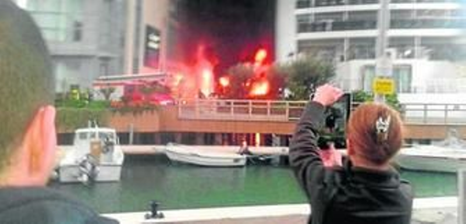 Imagen de las llamas en las inmediaciones de los muelles el pasado día 28.