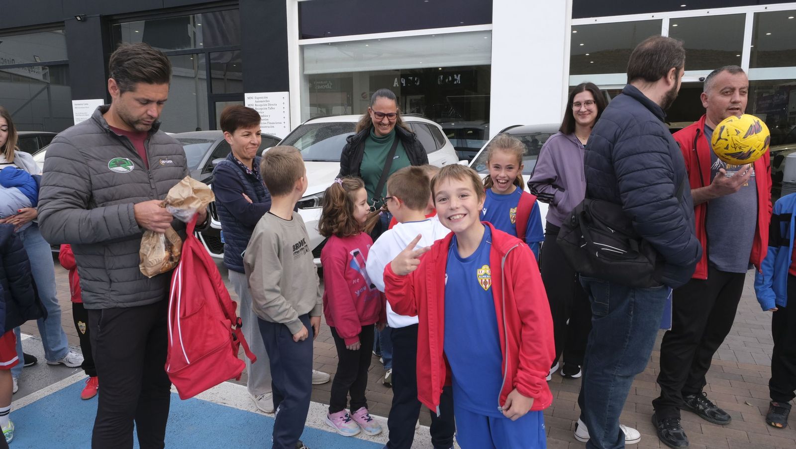 Jon Mocillo y Miguel de la Fuente firman autógrafos en Automotor Costa BMW