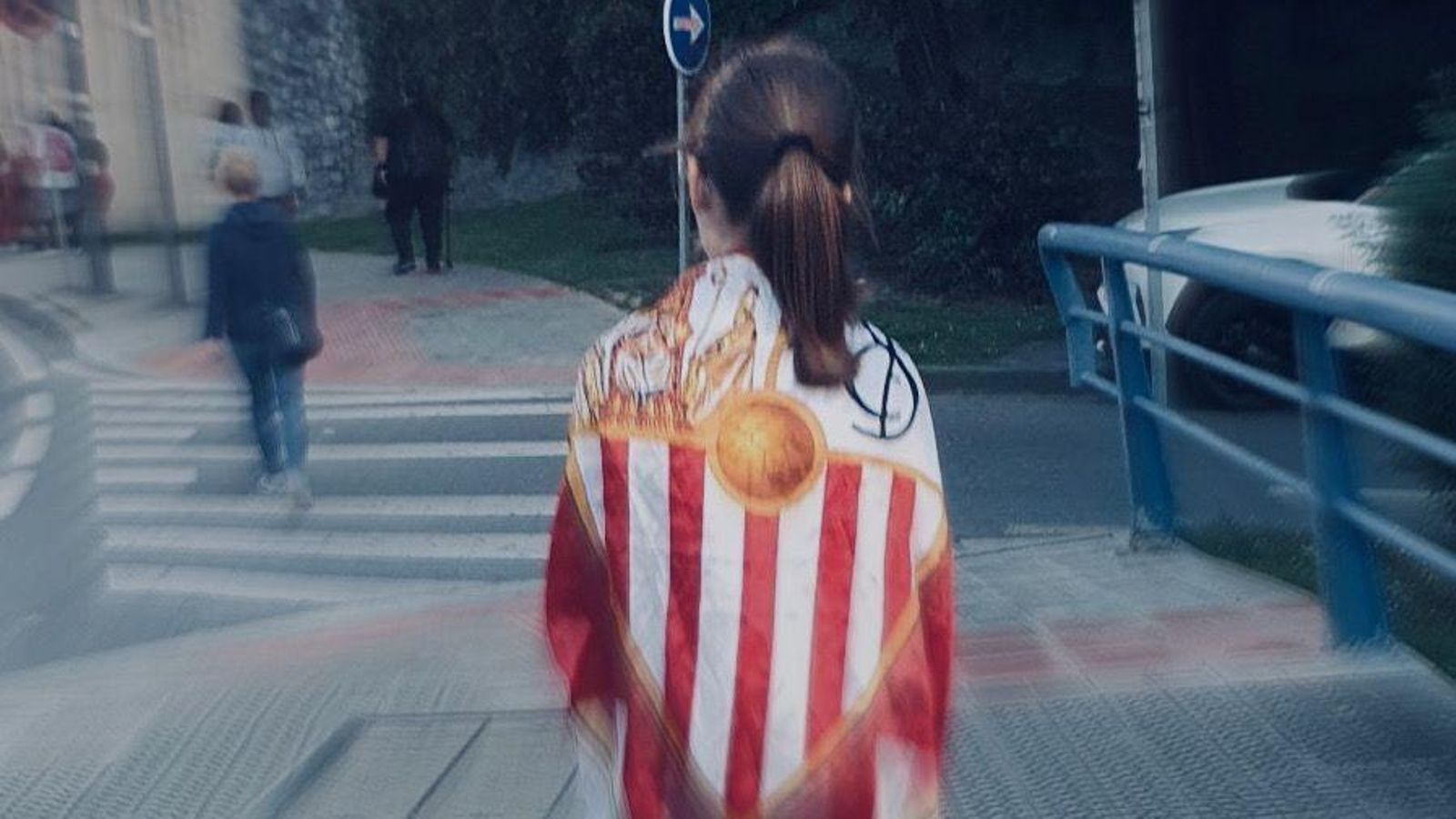 Haizea con una bandera del Sevilla