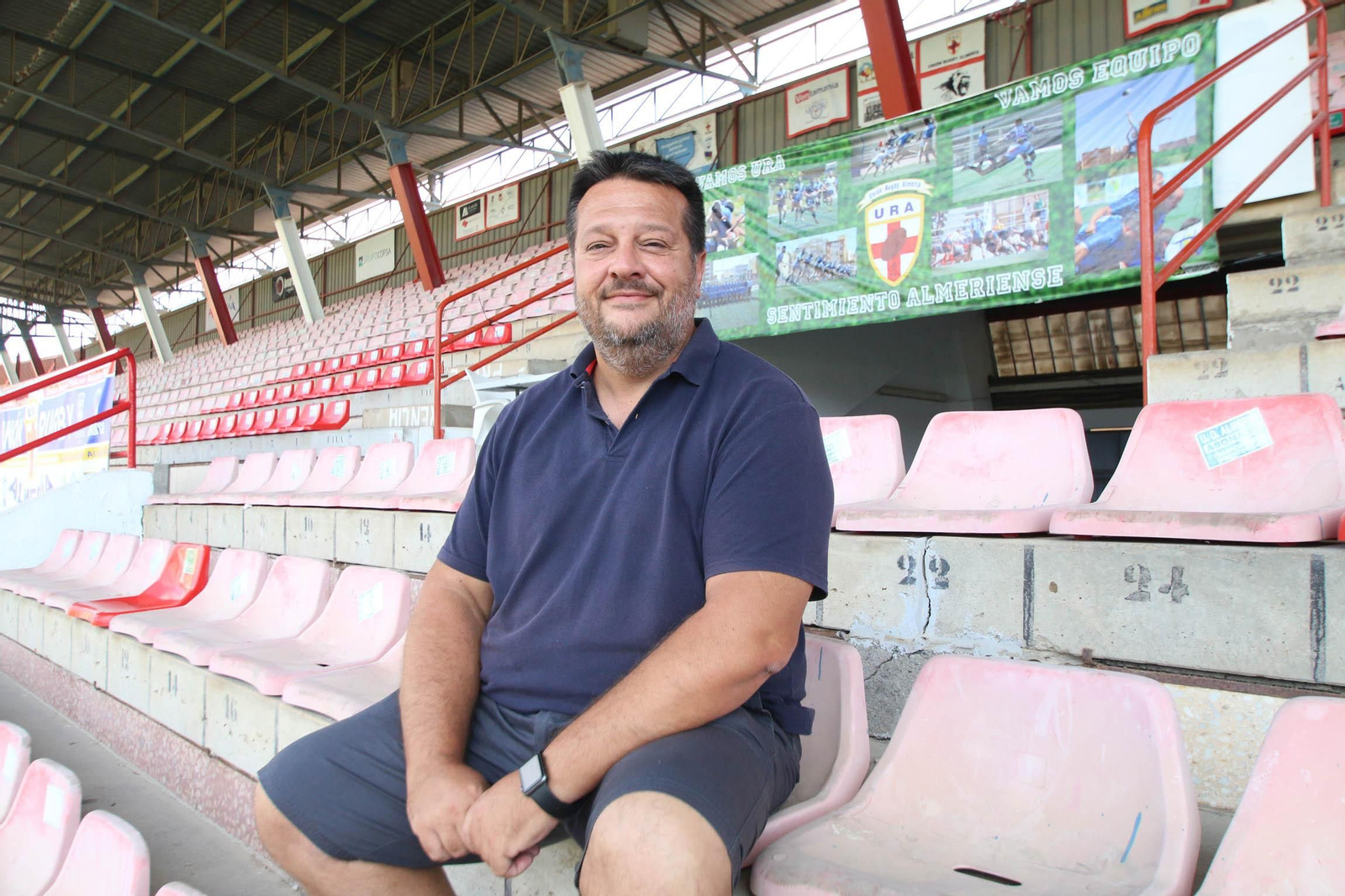 El valenciano Pastor, sentado en las gradas del Campo Municipal de Rugby 'Juan Rojas', la nueva casa de URA.