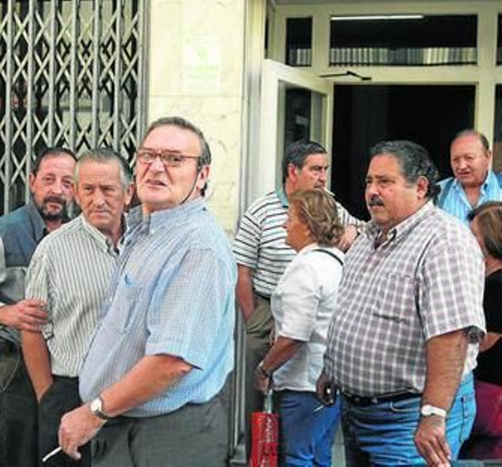 Vecinos en la puerta del bar La Casa del Dominó.