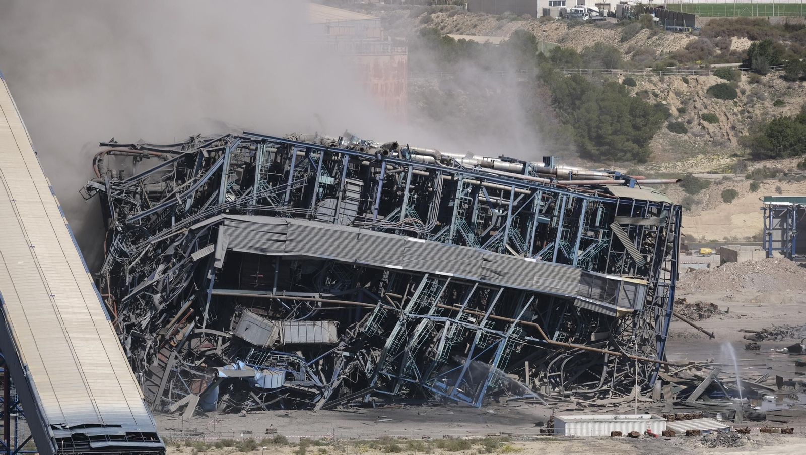 La voladura-demolición de la central térmica de Endesa en Carboneras, en imágenes