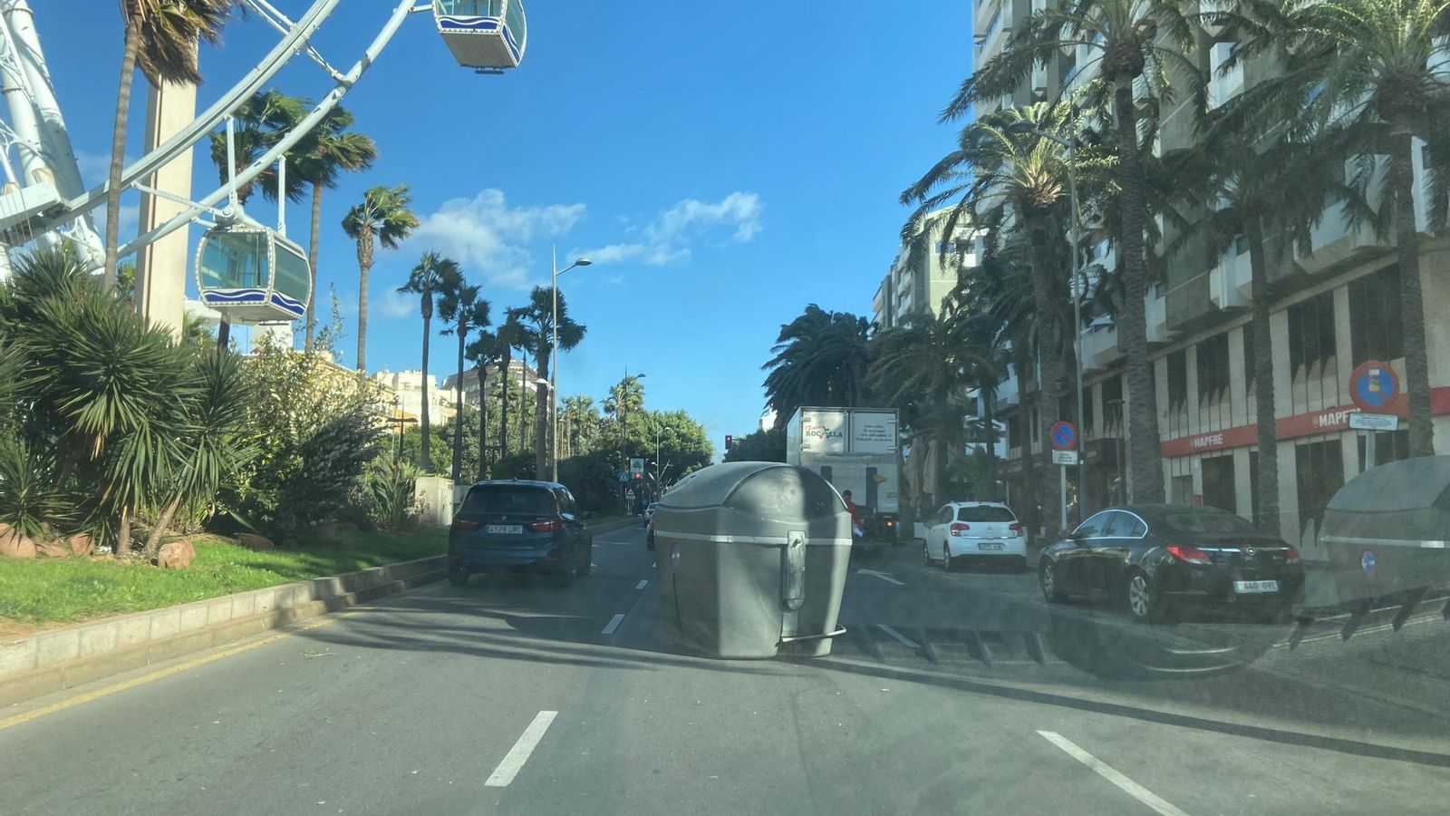 El viento arrastra un contenedor hasta la carretera, en la parte baja de la Rambla Federico García Lorca, donde el tráfico ha quedado obstaculizado por unos minutos