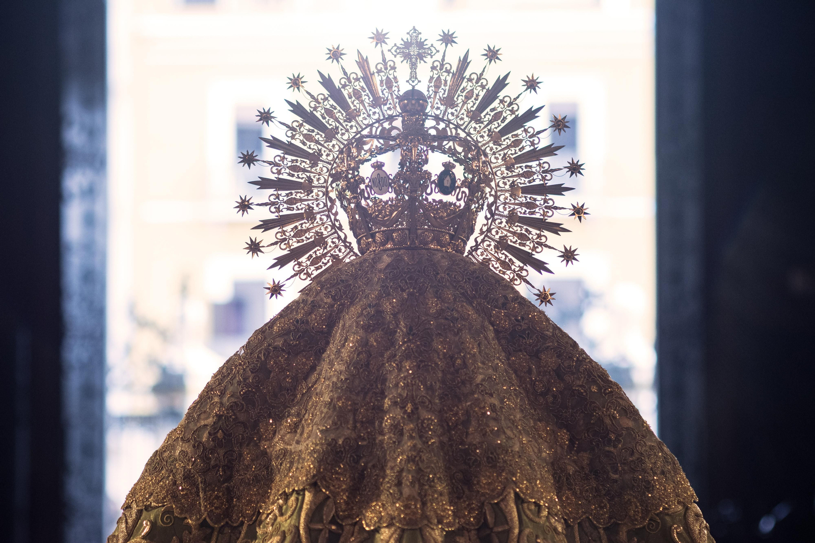 La Esperanza recibe la veneración de Sevilla en la Macarena