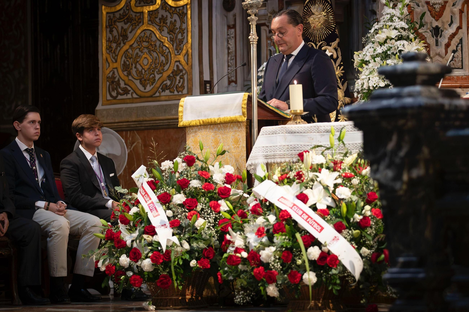 Las imágenes de la ofrenda del Granada CF a la Virgen de las Angustias