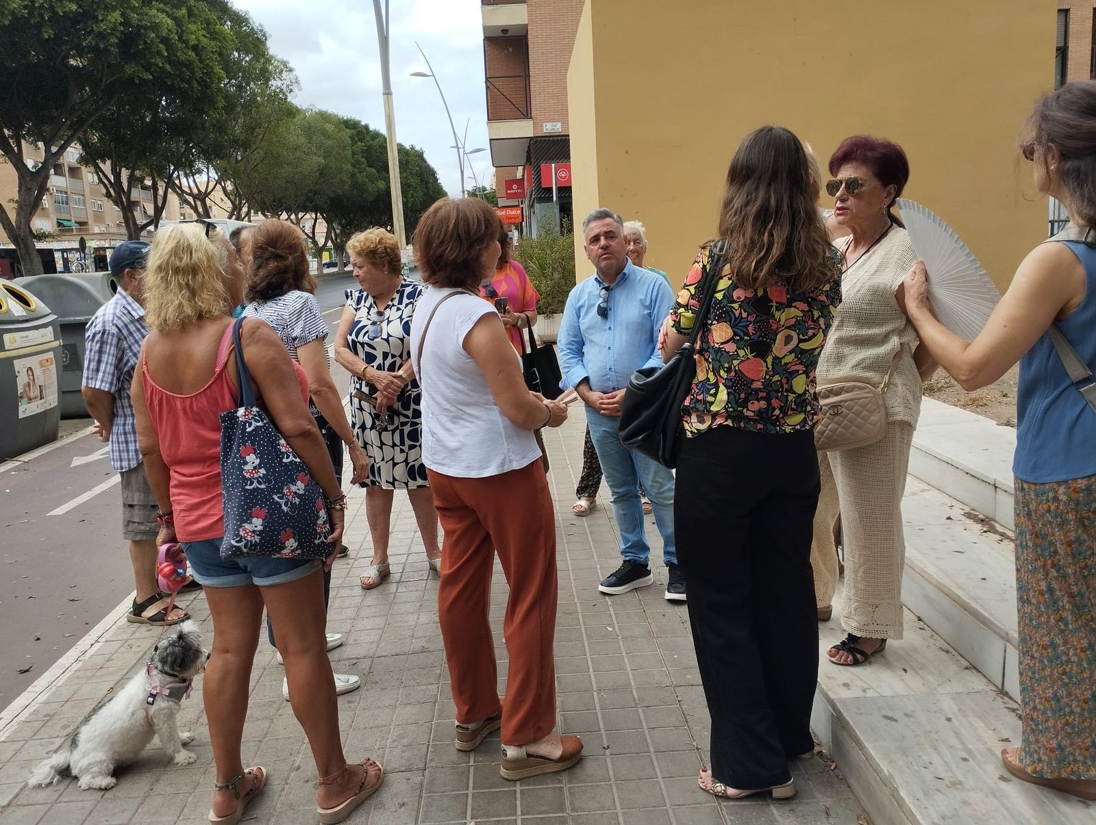 Vecinos Nueva Andalucía con concejales del PSOE el pasado verano.