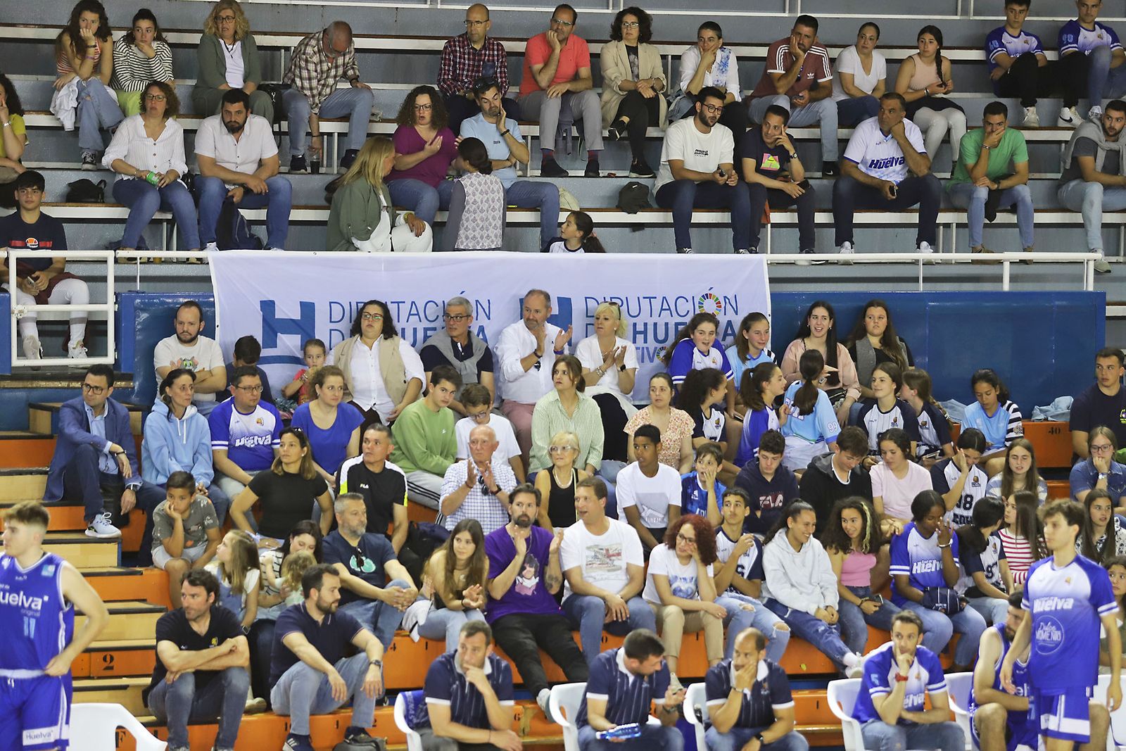 Imágenes del partido de baloncesto entre el Ciudad de Huelva y el Colegio El Pinar.