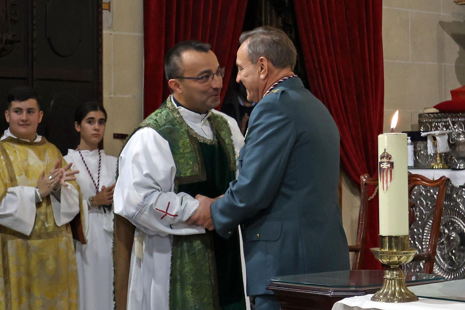 Imágenes de la entrega del fajín de Rodríguez del Castillo a Madre de Dios de la Misericordia