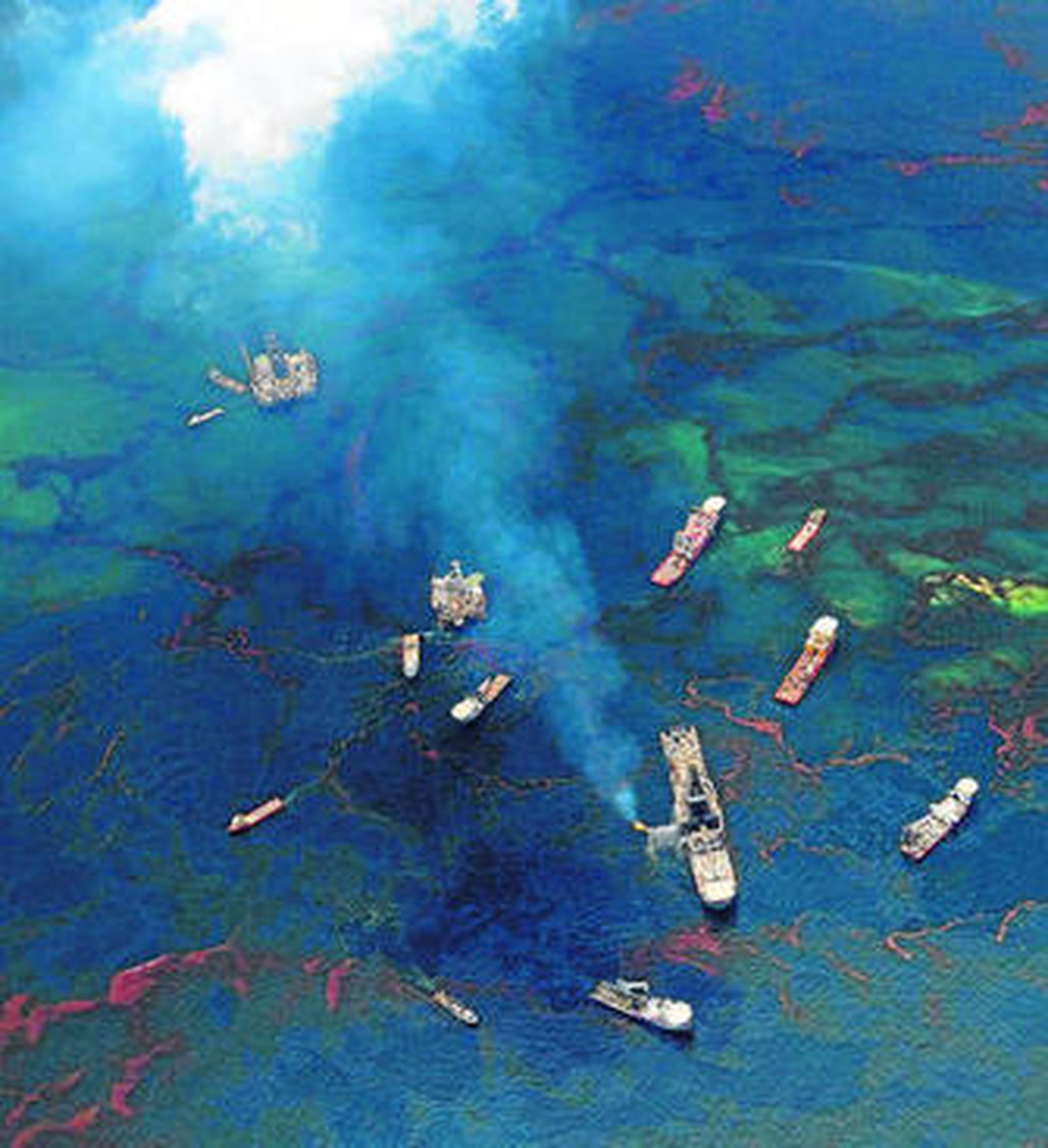 Vista aérea de los trabajos en la zona donde se hundió la 'Deepwater Horizon'.