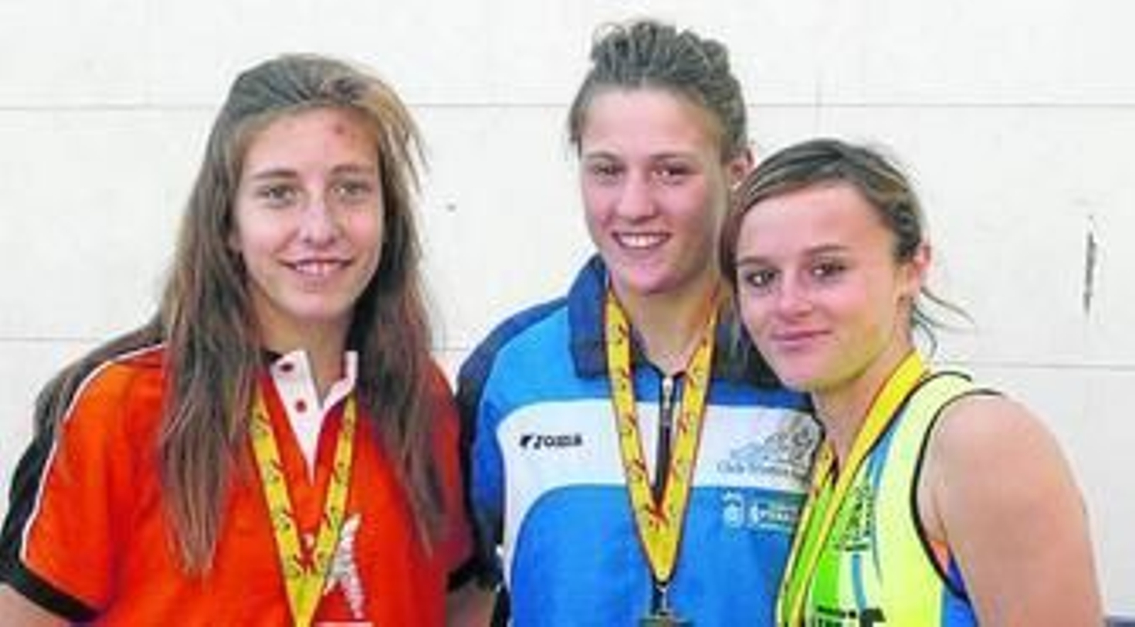 Patricia Ortega (i) posa con la ganadora y la tercera clasificada.