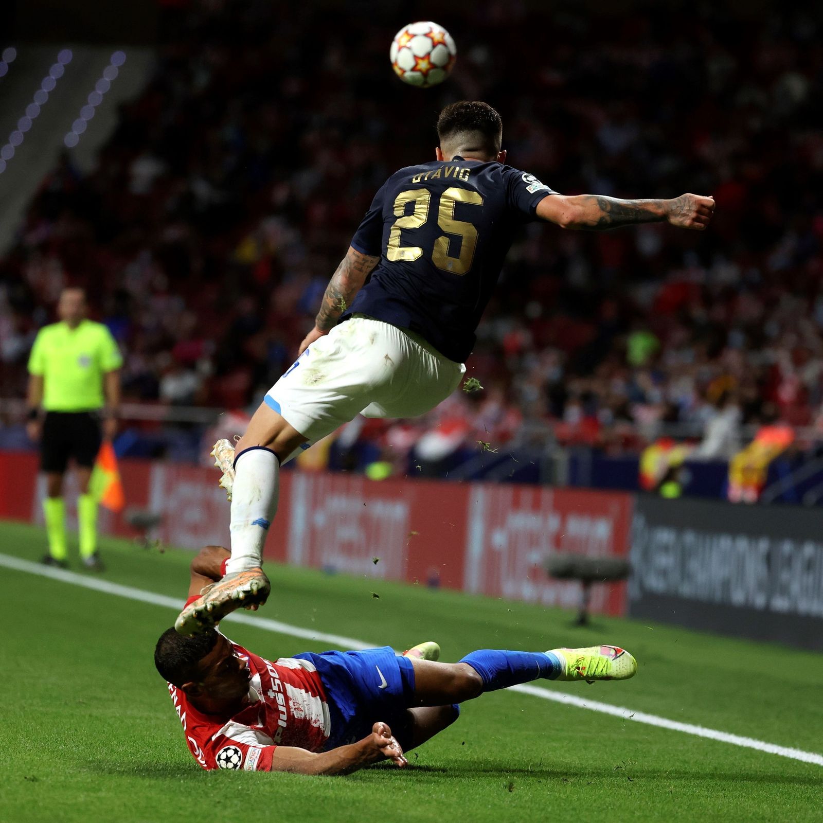 Lodi trata de impedir el despeje de Otavio.