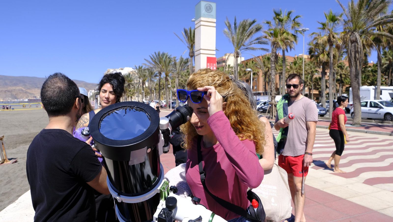 Almería observa el eclipse solar desde el Paseo Marítimo, en imágenes