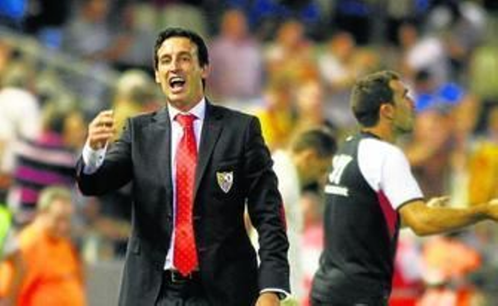 Emery da instrucciones a sus jugadores durante el partido en Mestalla.