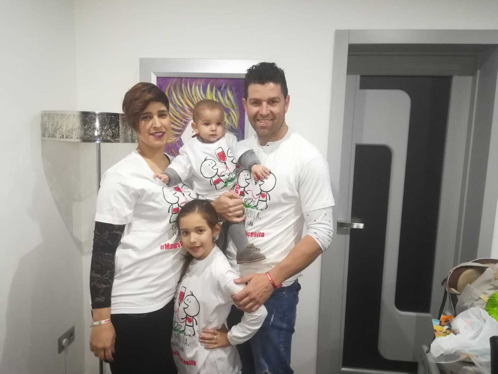 Los padres de Mauro, Vanessa y Raúl, junto a su hermana, Fabiola, posan con las camisetas de la campaña de apoyo a Mauro.
