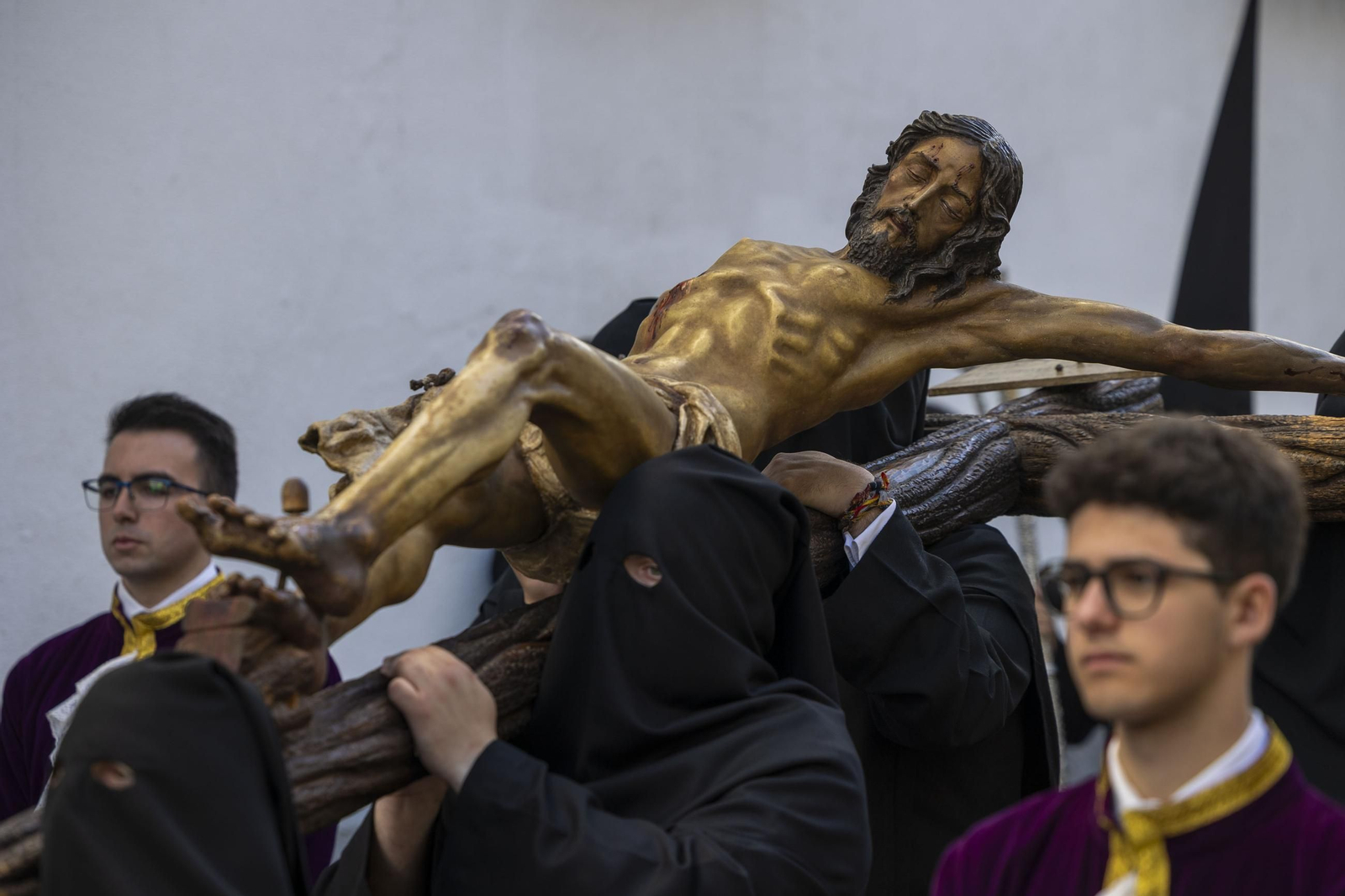 En imágenes, Servitas procesionó con normalidad tras adelantar su salida en el Miércoles Santo de la Semana Santa 2025 de San Fernando