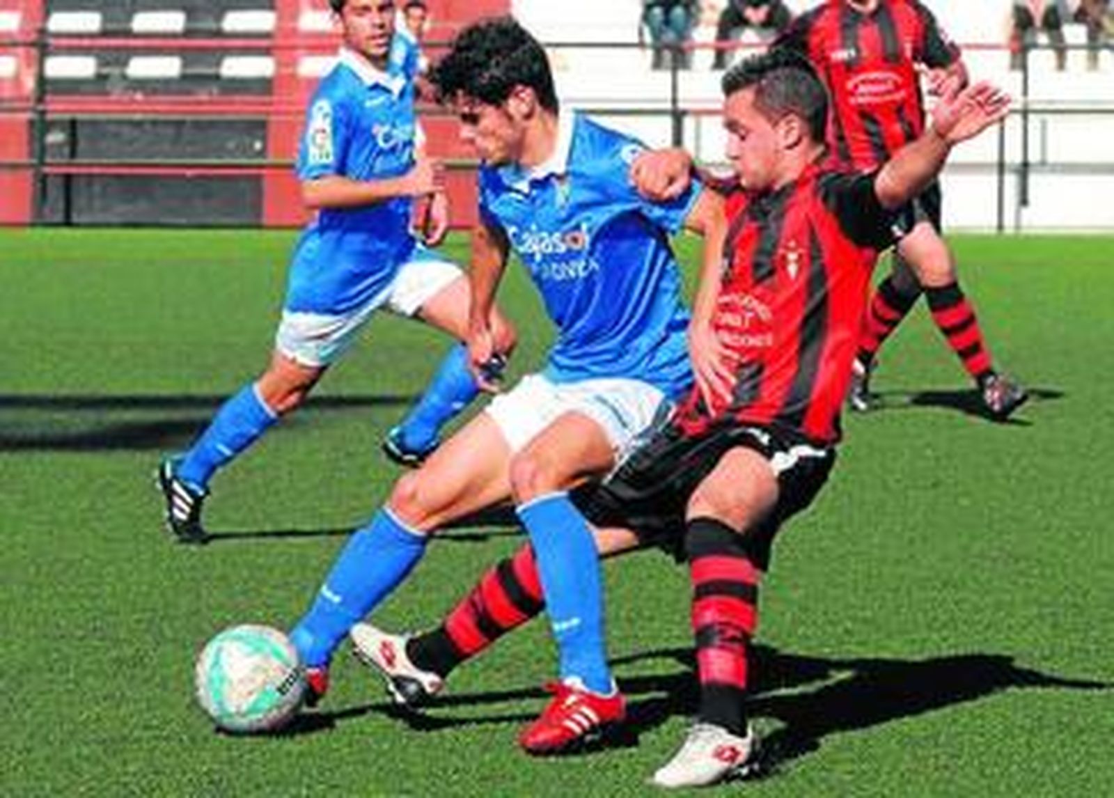 El industrialista Arnal (d), tratando de recuperar el balón en un lance del partido.