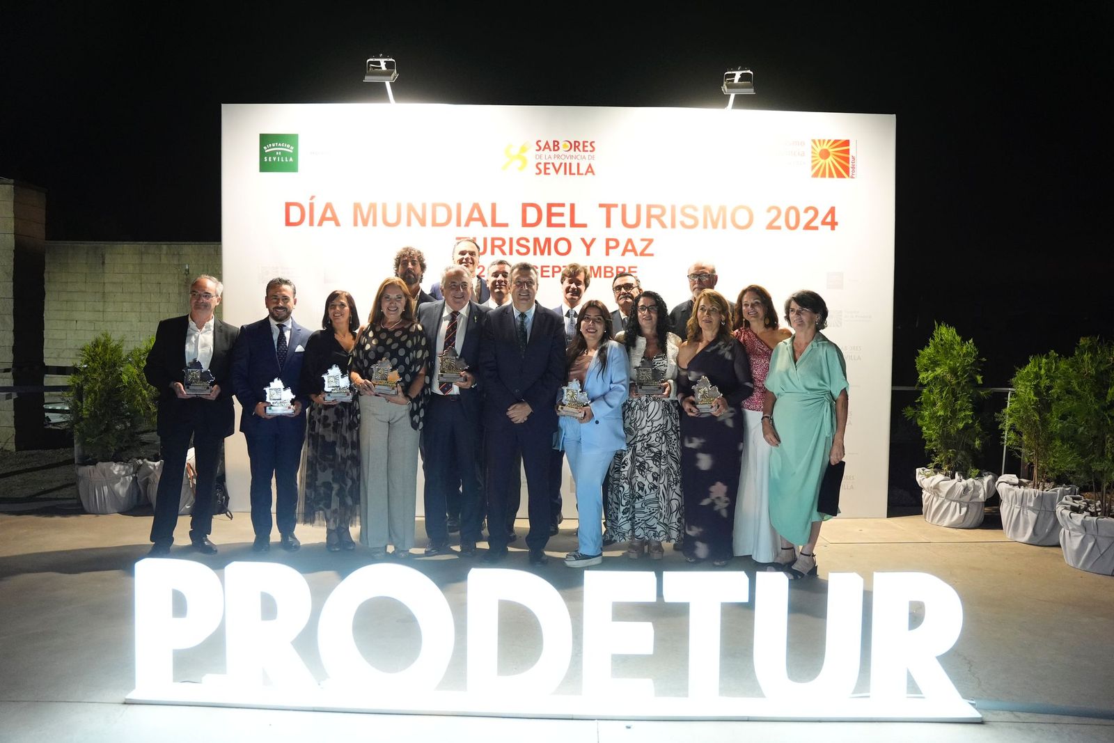 Autoridades y premiados en los primeros premios provinciales de turismo.