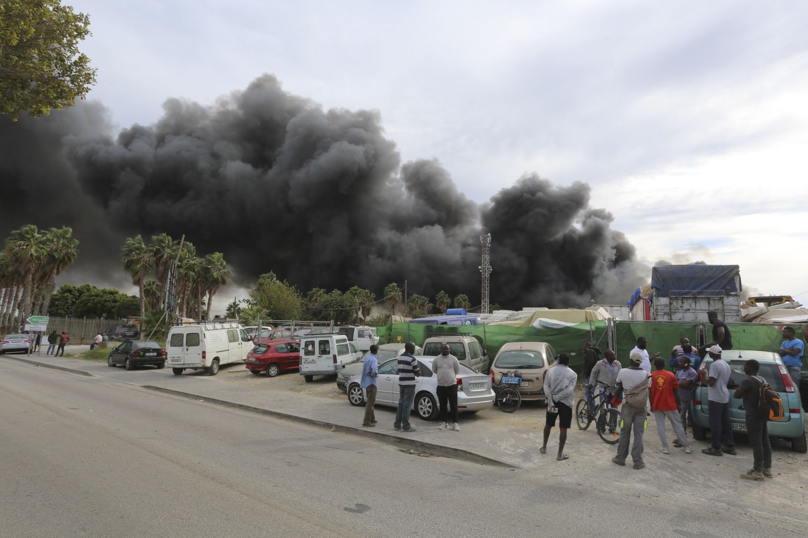 Fotos del incendio de varios vehículos en un aparcamiento de caravanas del polígono Guadalhorce