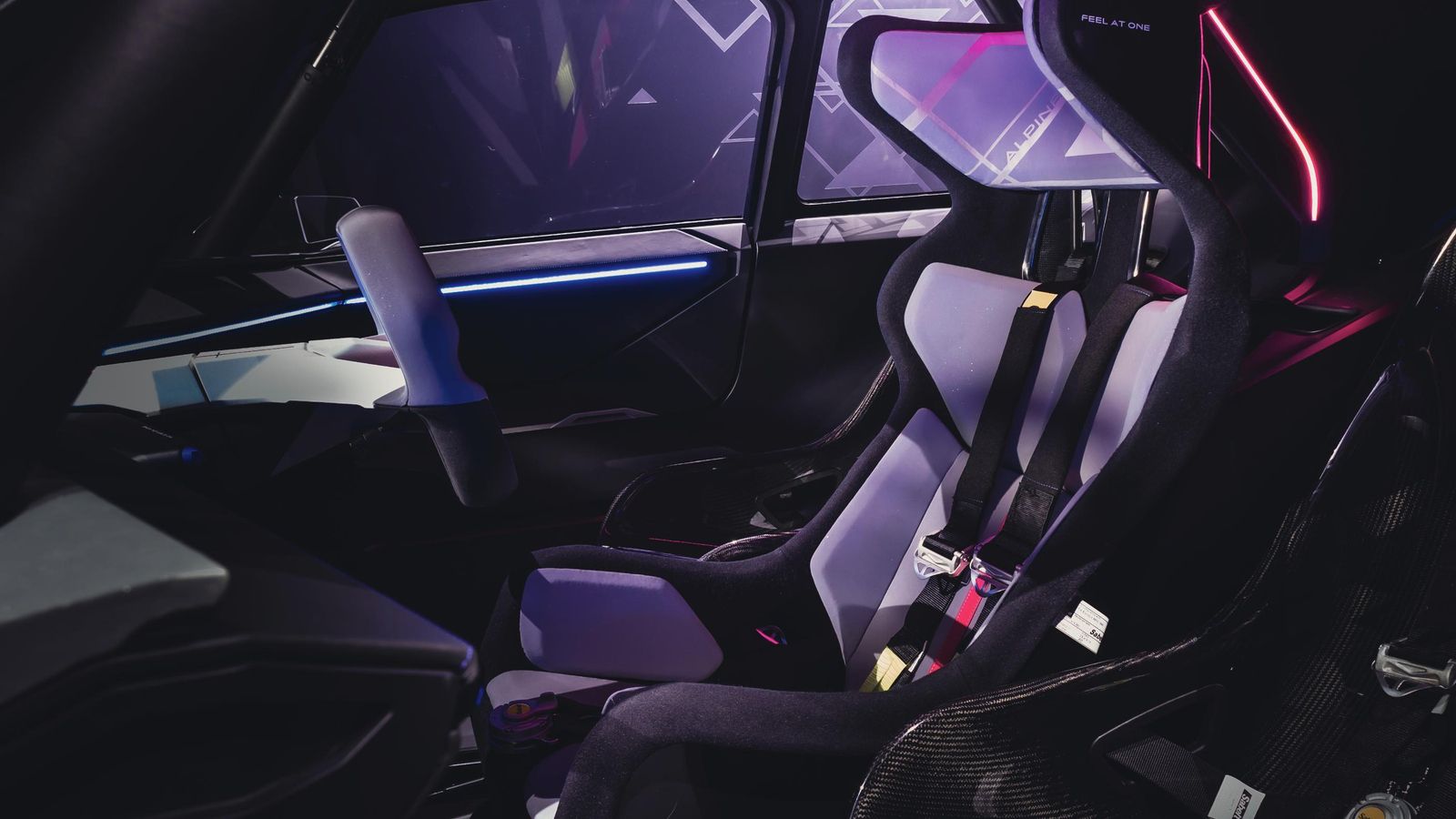 El A290_β está concebido con un puesto de conducción central, pero el coche de producción derivado de él sería mucho más convencional.