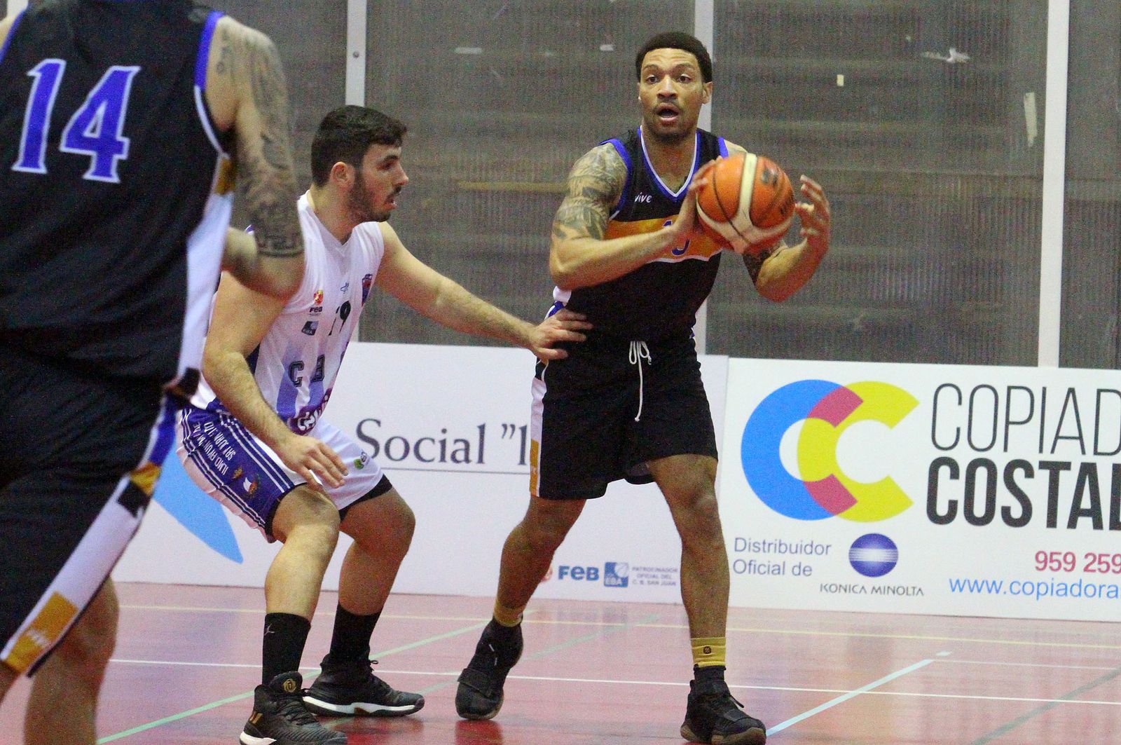 Carlos Fernández defiende a Davis en el San Juan-Huelva de esta campaña.
