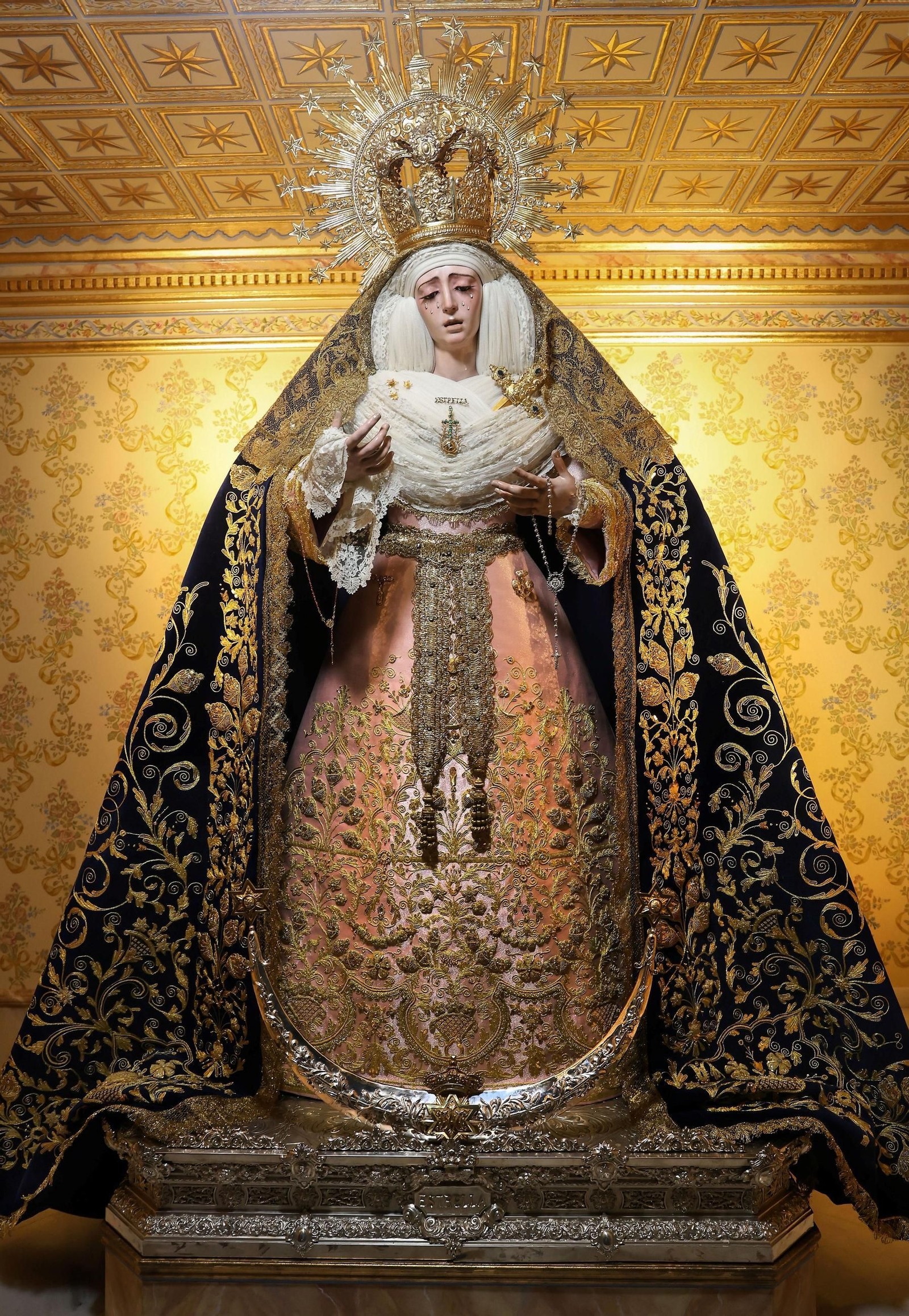 La Virgen de la Estrella, ataviada con saya y manto confeccionados con bordados toreros de Roca Rey.